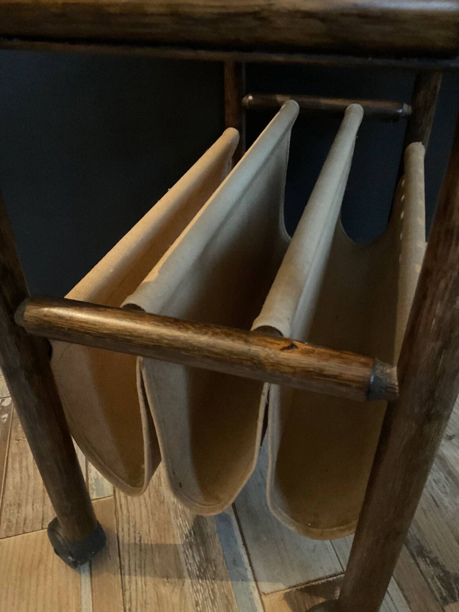 Porte revue en rotin vintage sur roulettes