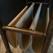 Porte revue en rotin vintage sur roulettes