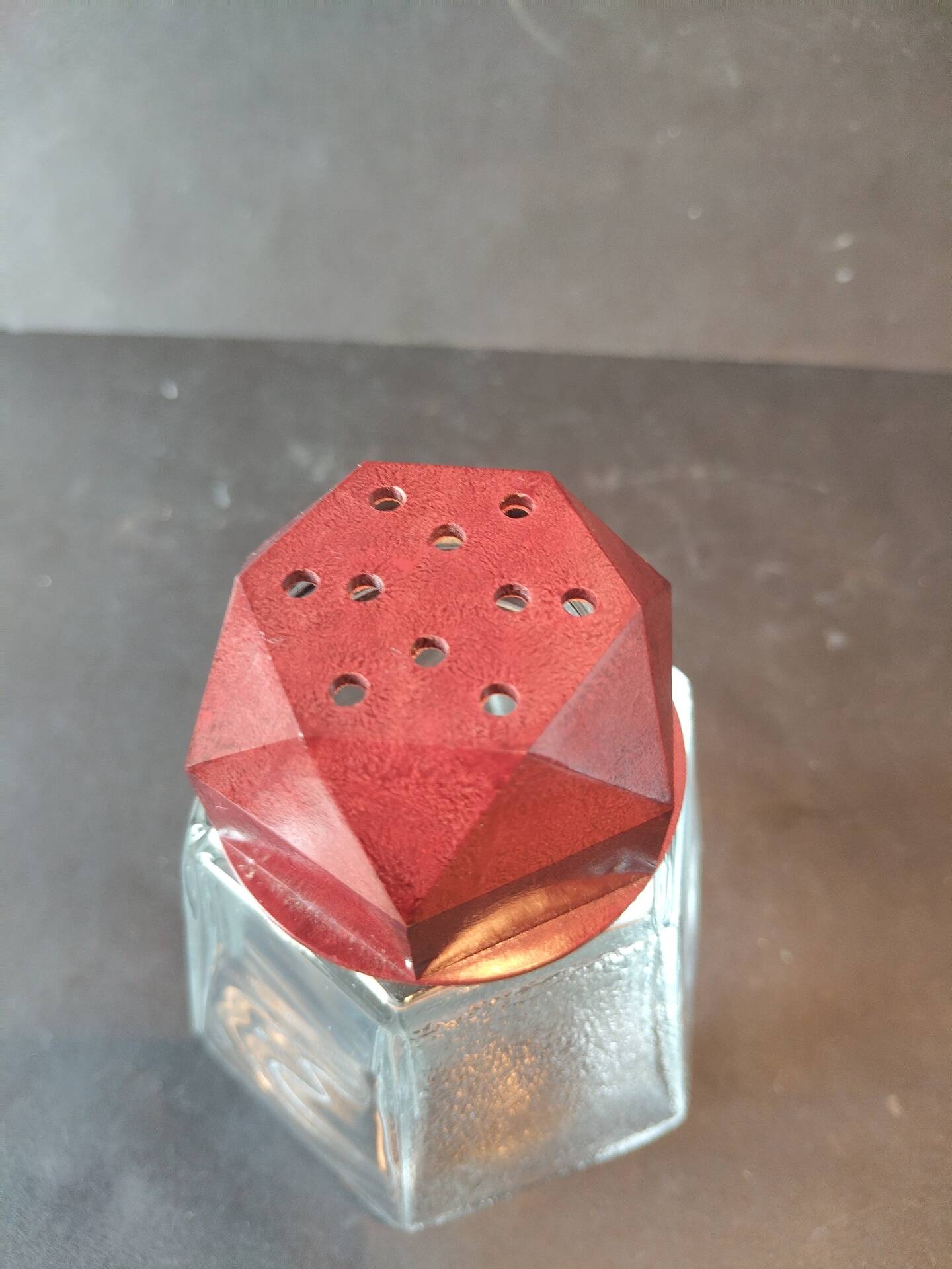 Art Deco glass and bakelite powder shaker in burgundy – 1940s/50s