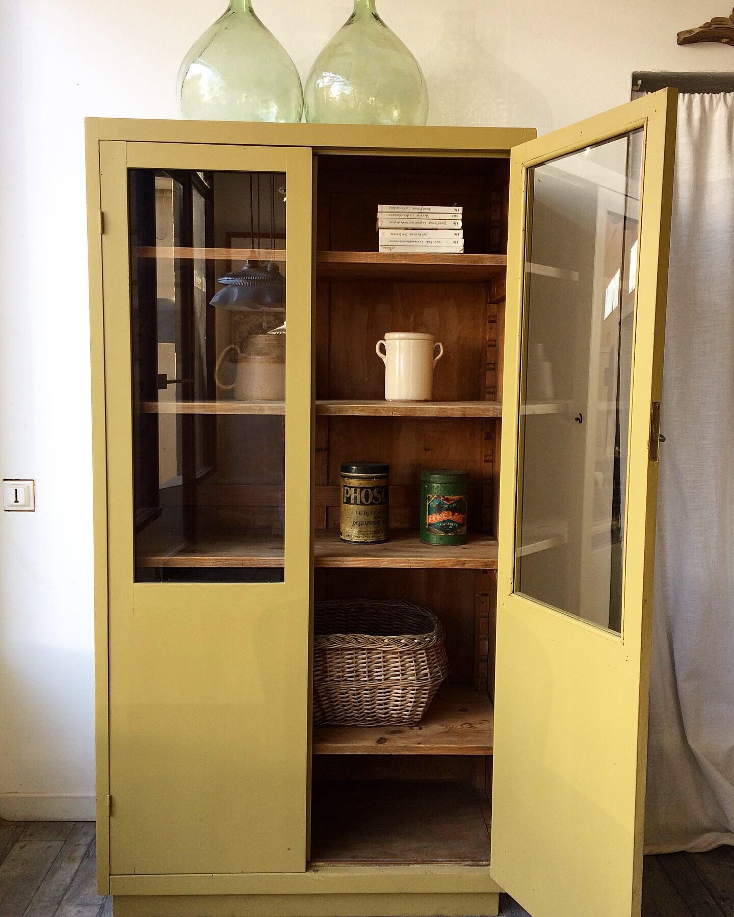 Glass cabinet