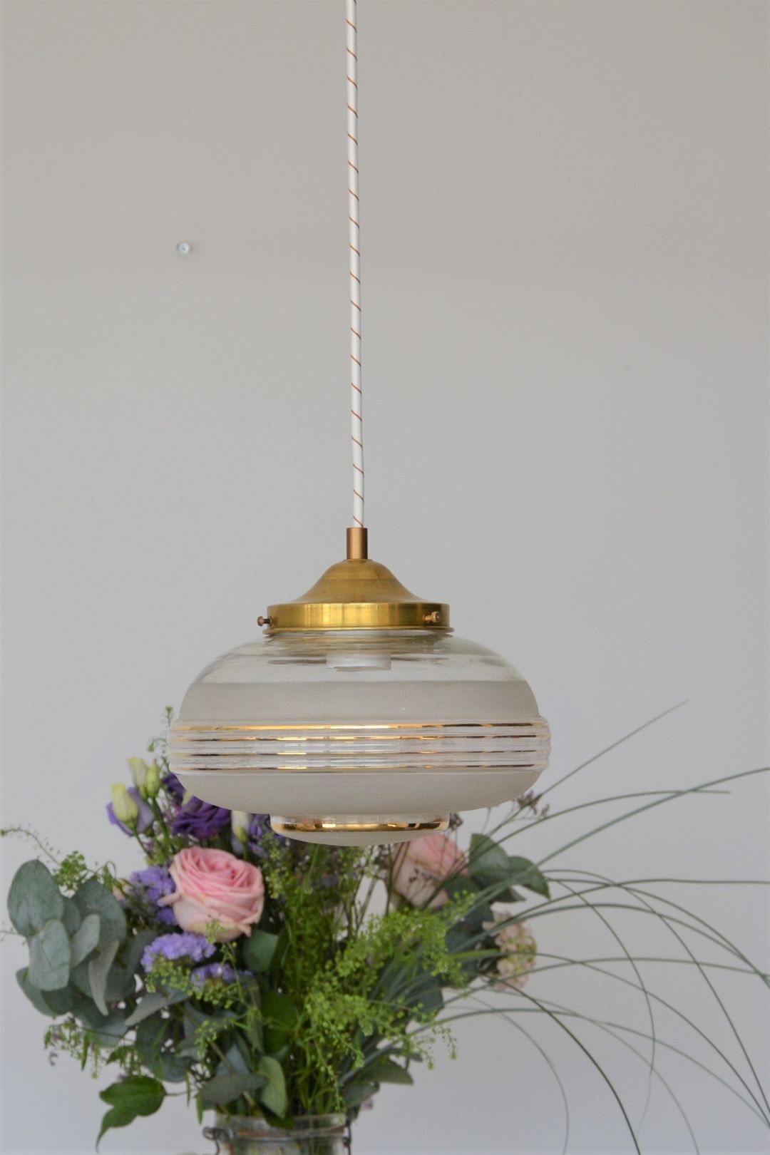 Suspension globe in frosted glass with golden edges