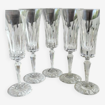 Lot 5 Grandes Flûtes à champagne, Modèle Marigny/Estampillé Cristal Sèvres France. Design pointes diamant. Haut 19 cm