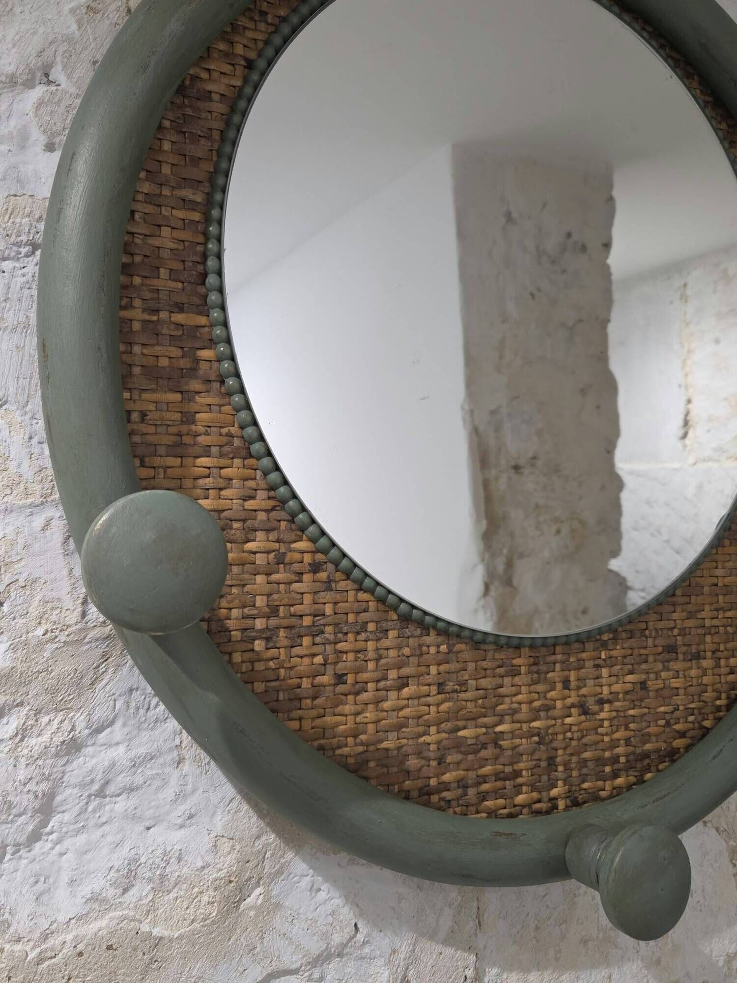 Round decorative mirror in sage green and rattan – Chic country style