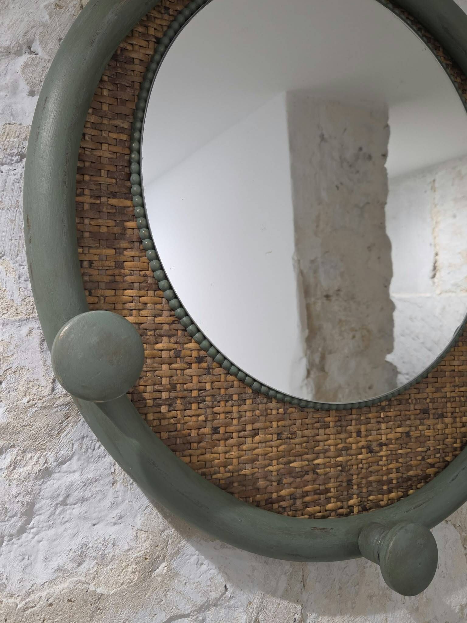 Miroir rond décoratif vert sauge et rotin – Style campagne chic