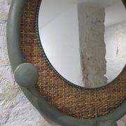 Miroir rond décoratif vert sauge et rotin – Style campagne chic