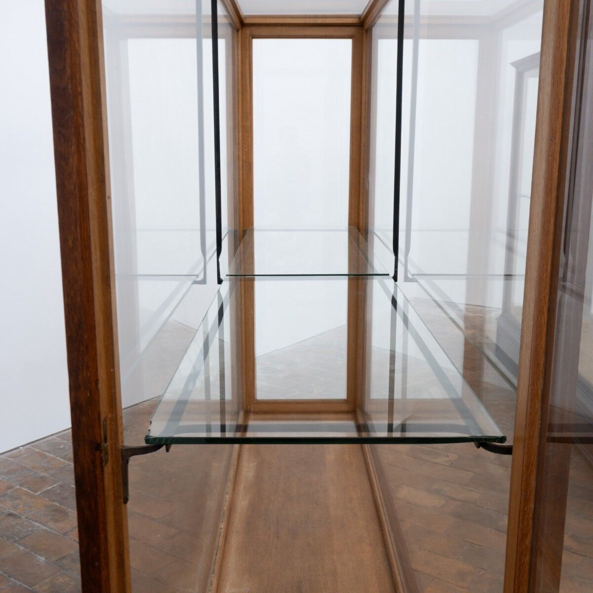 Central museum display cases in oak – Early 20th century