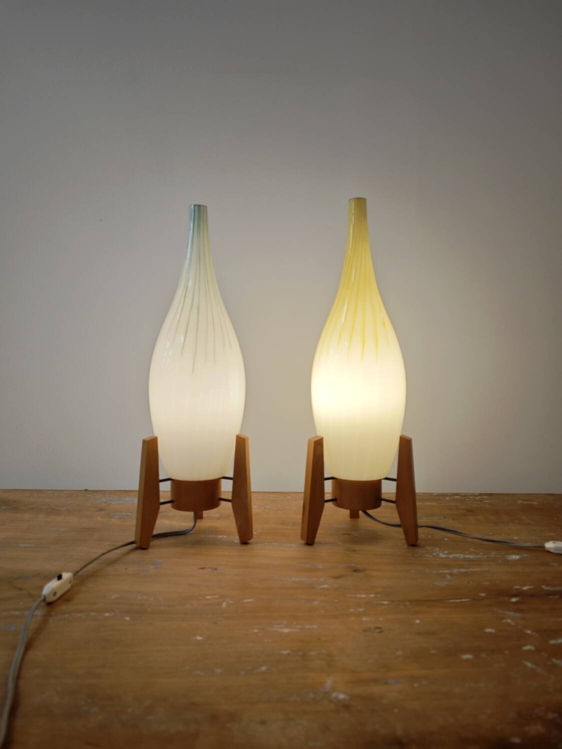 Lampe de table Drevo Humpolec opaline verte type 107/S