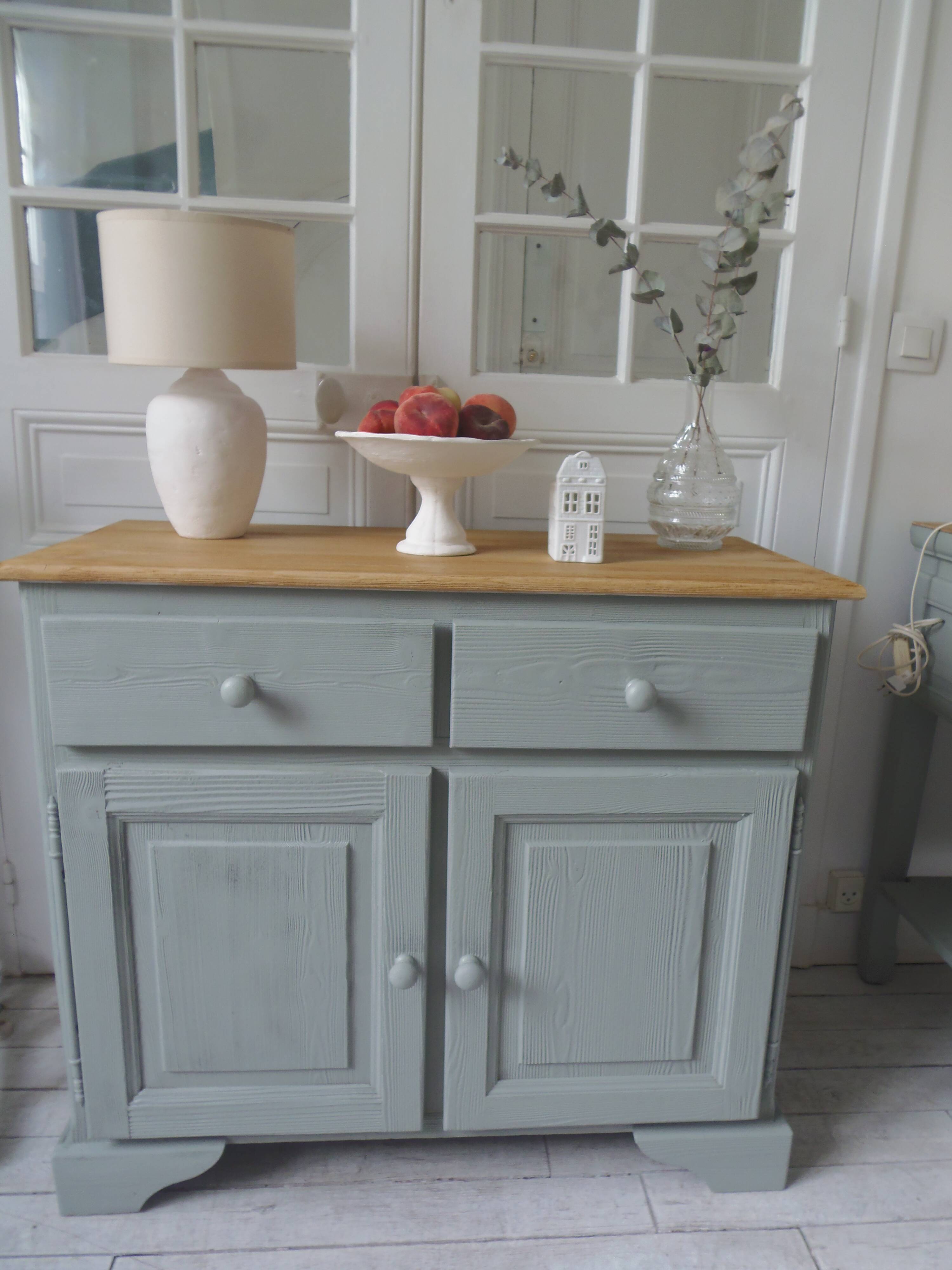 Compact buffet re-enchanted in grey-green, wooden top.