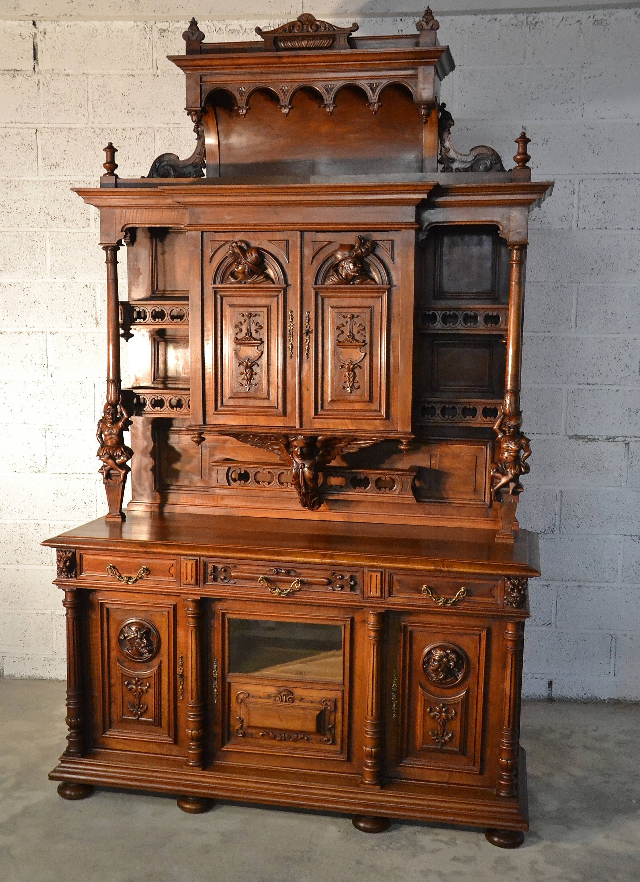 Buffet de salle à manger en noyer de style troubadour