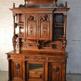 Buffet de salle à manger en noyer de style troubadour