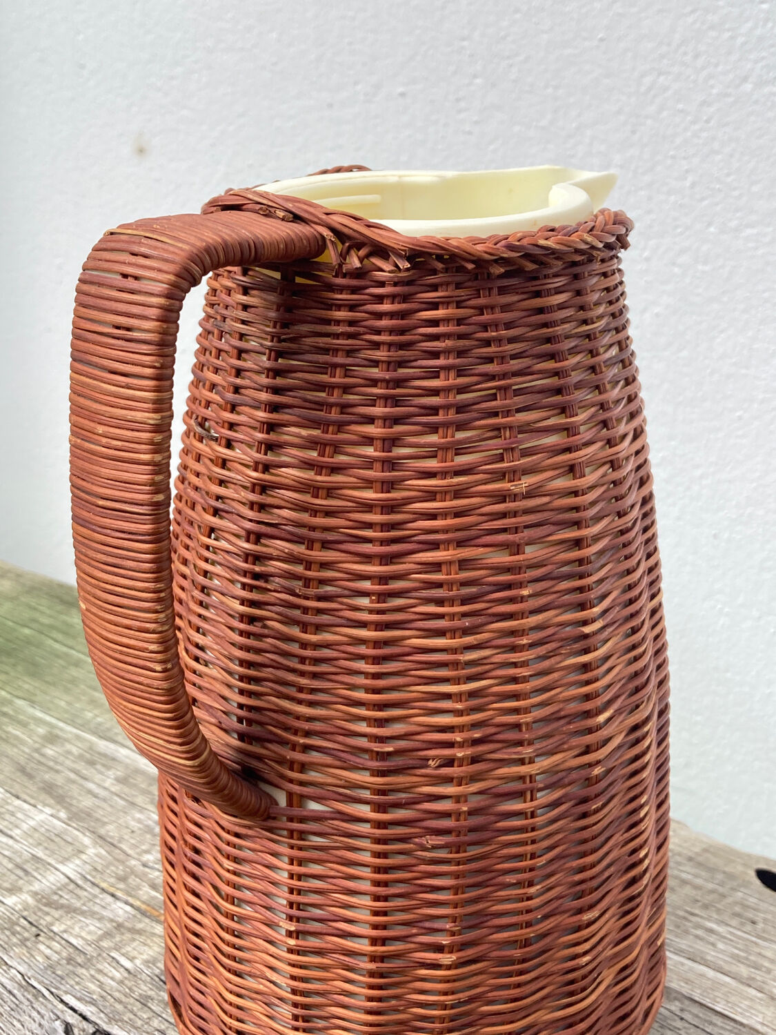 Thermos cafetière en rotin tressé vintage