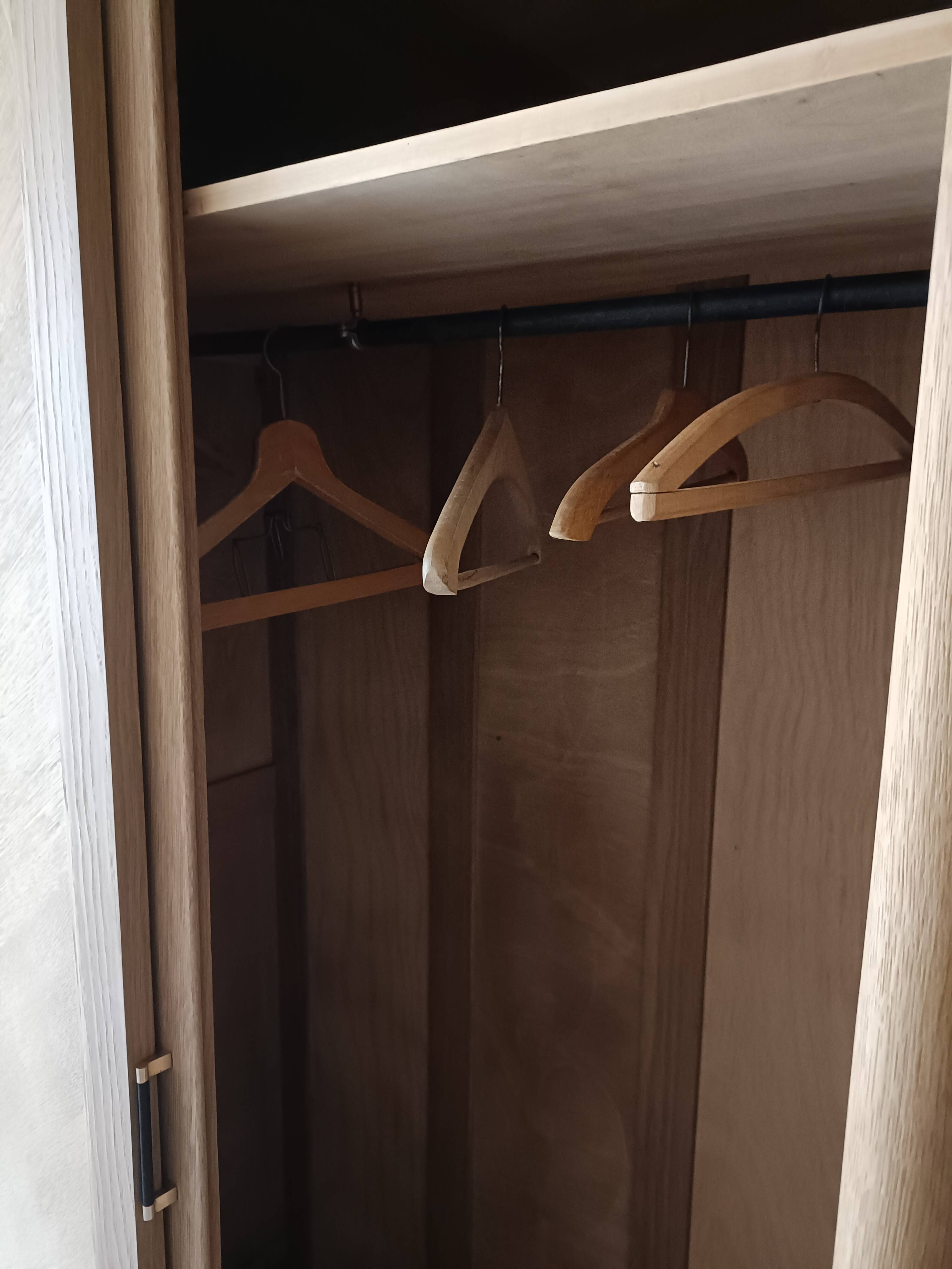 Wardrobe/sliding doors and tapered legs