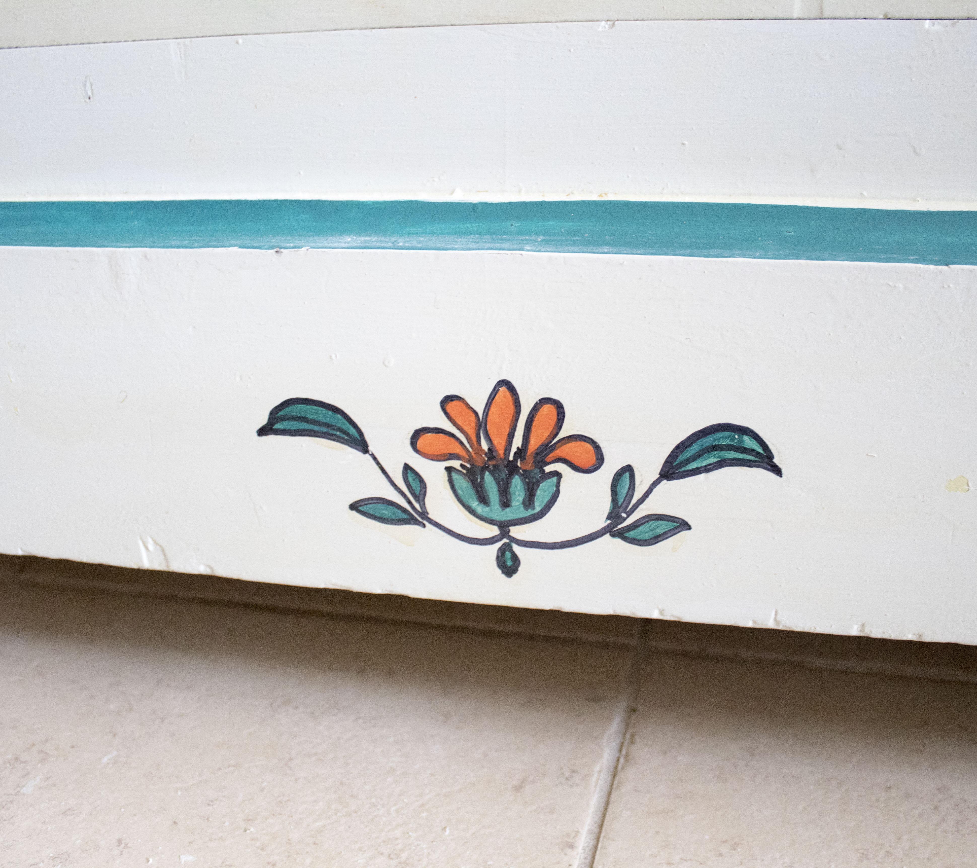 Solid wood chest of drawers