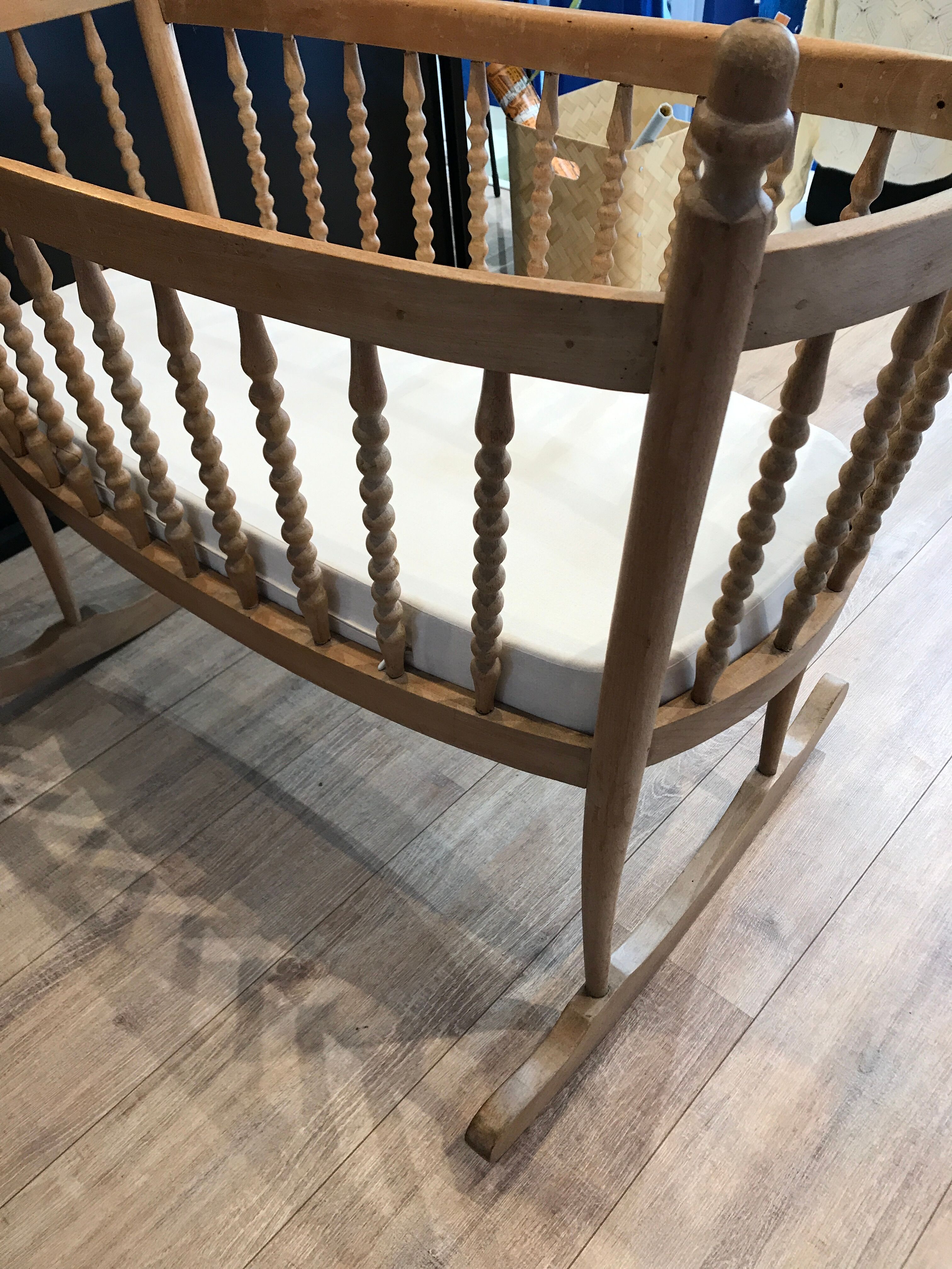 Crib in pearl wood crib