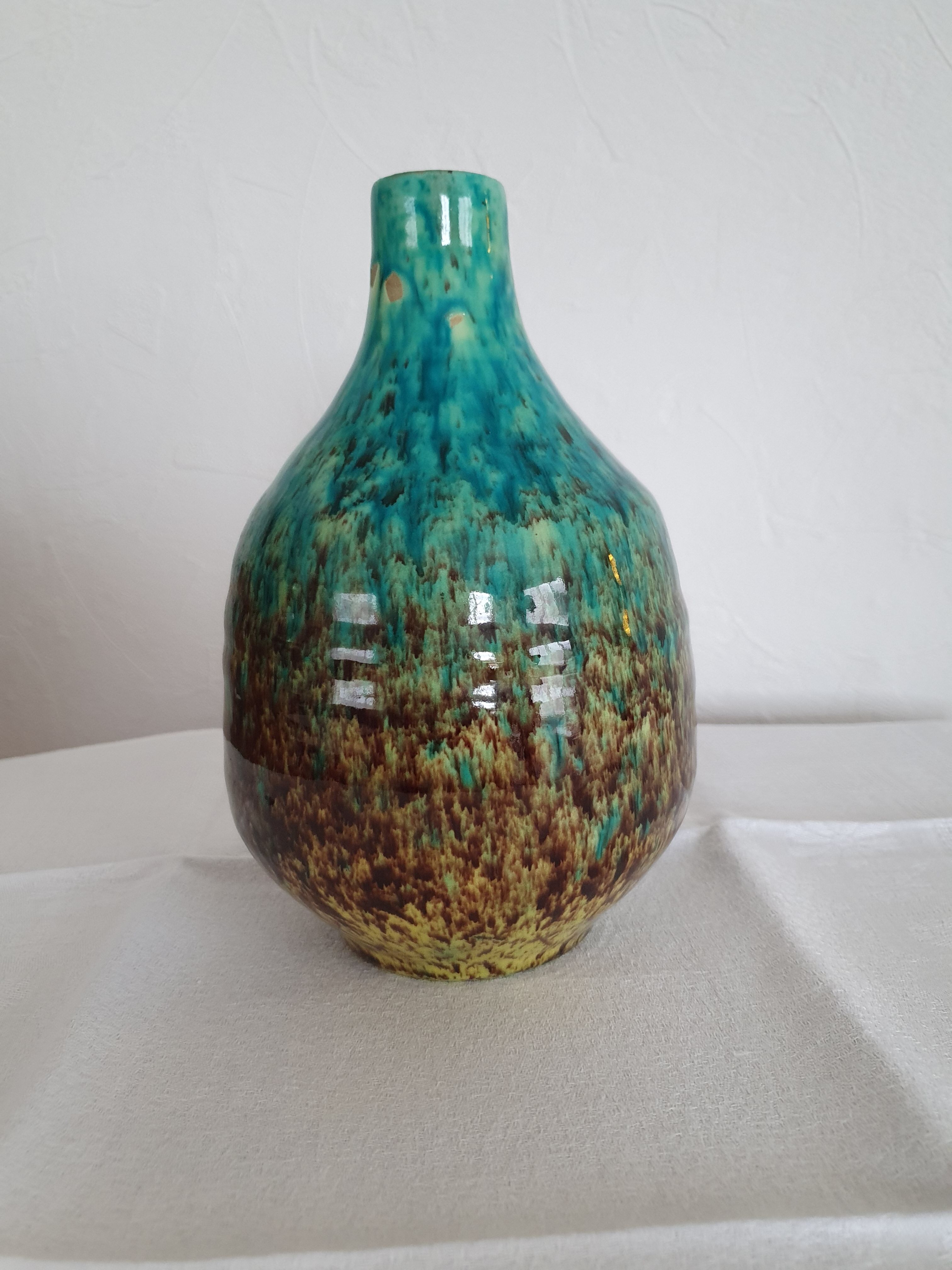 "Accolay" sandstone vase