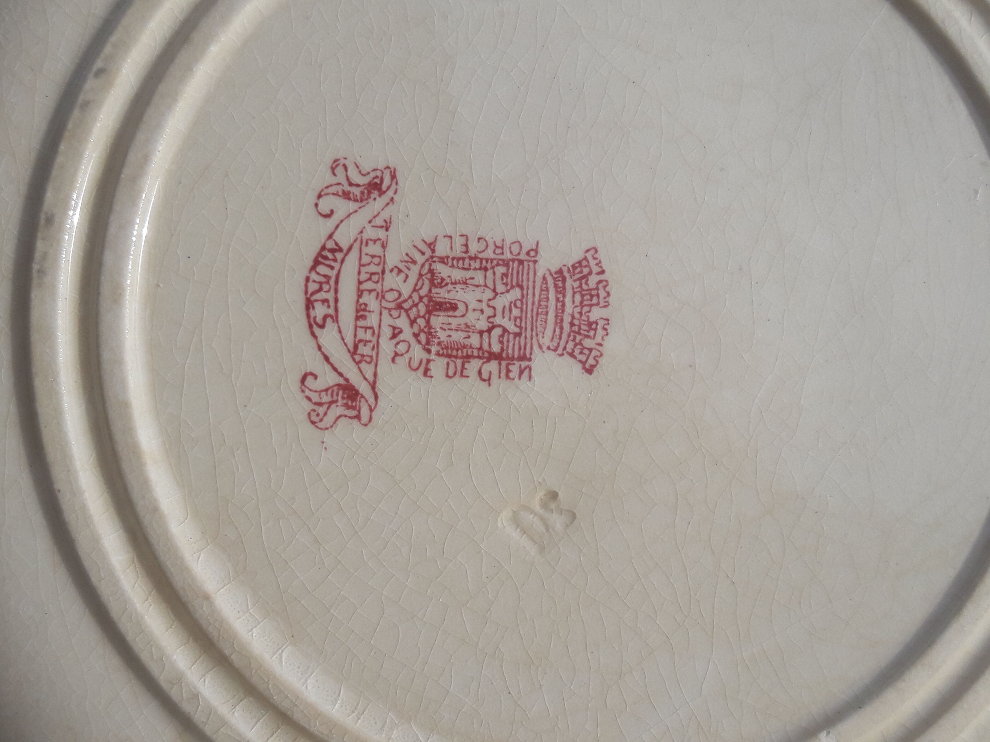 Gien's opaque porcelain plate iron earth model Matures diam 23 cm