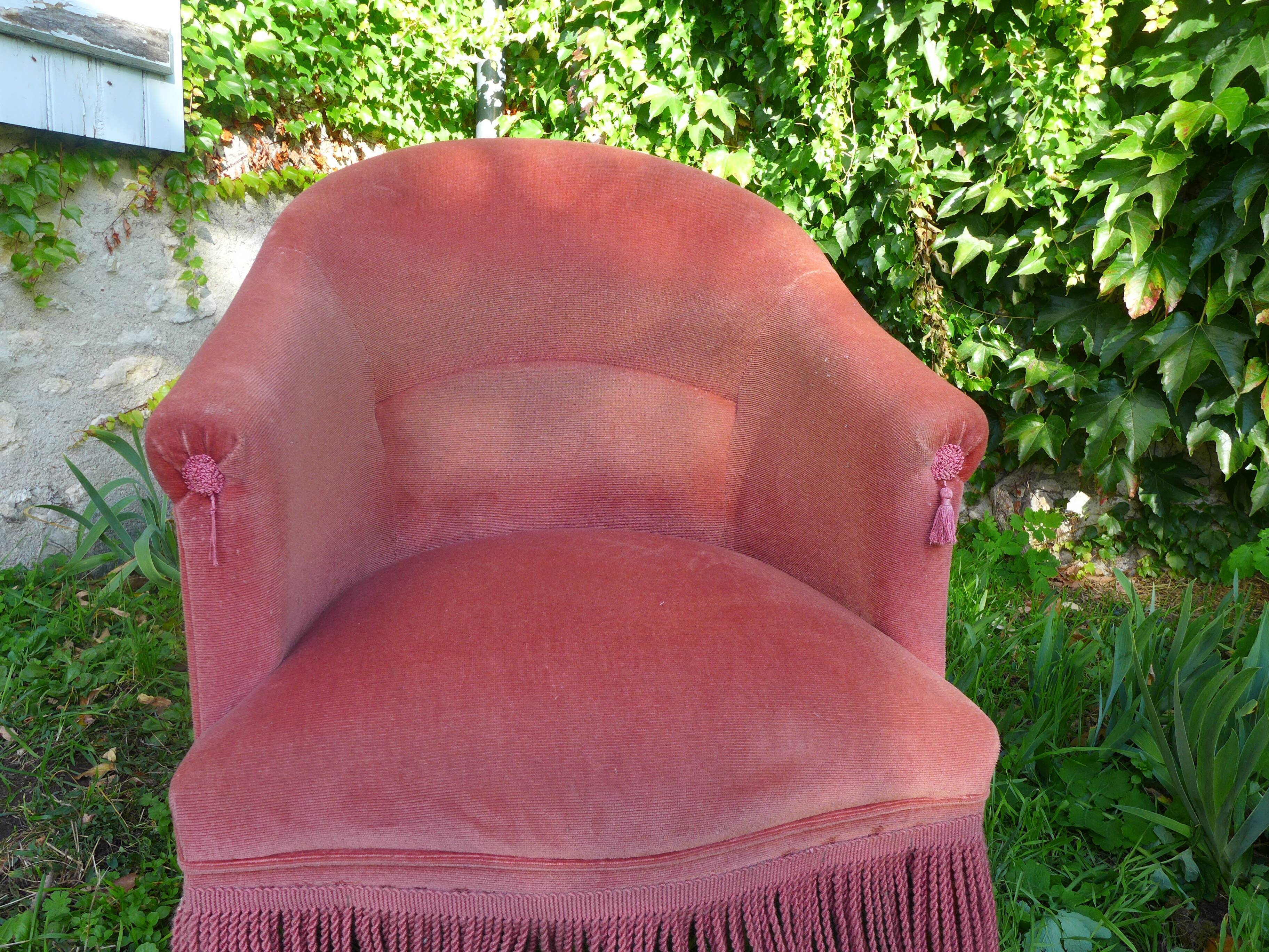 Pink velvet toad chair