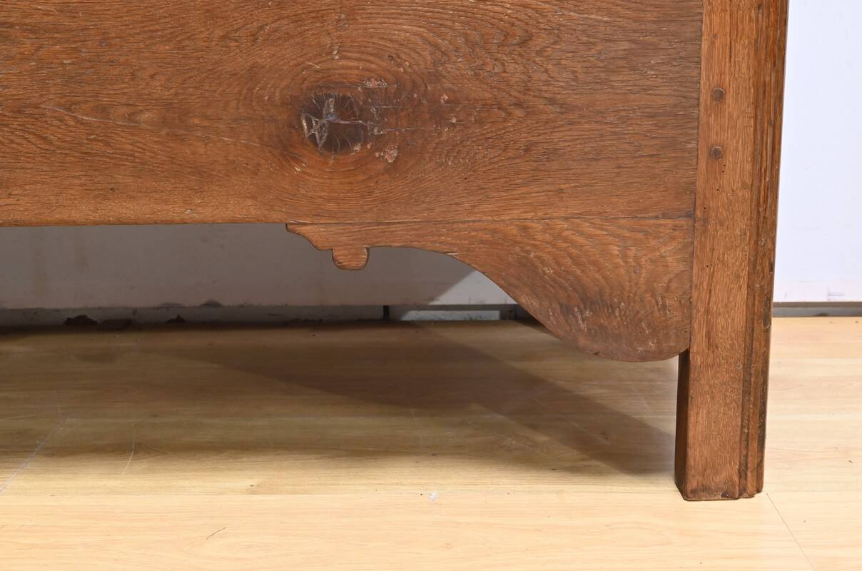 Important oak chest – late 19th century