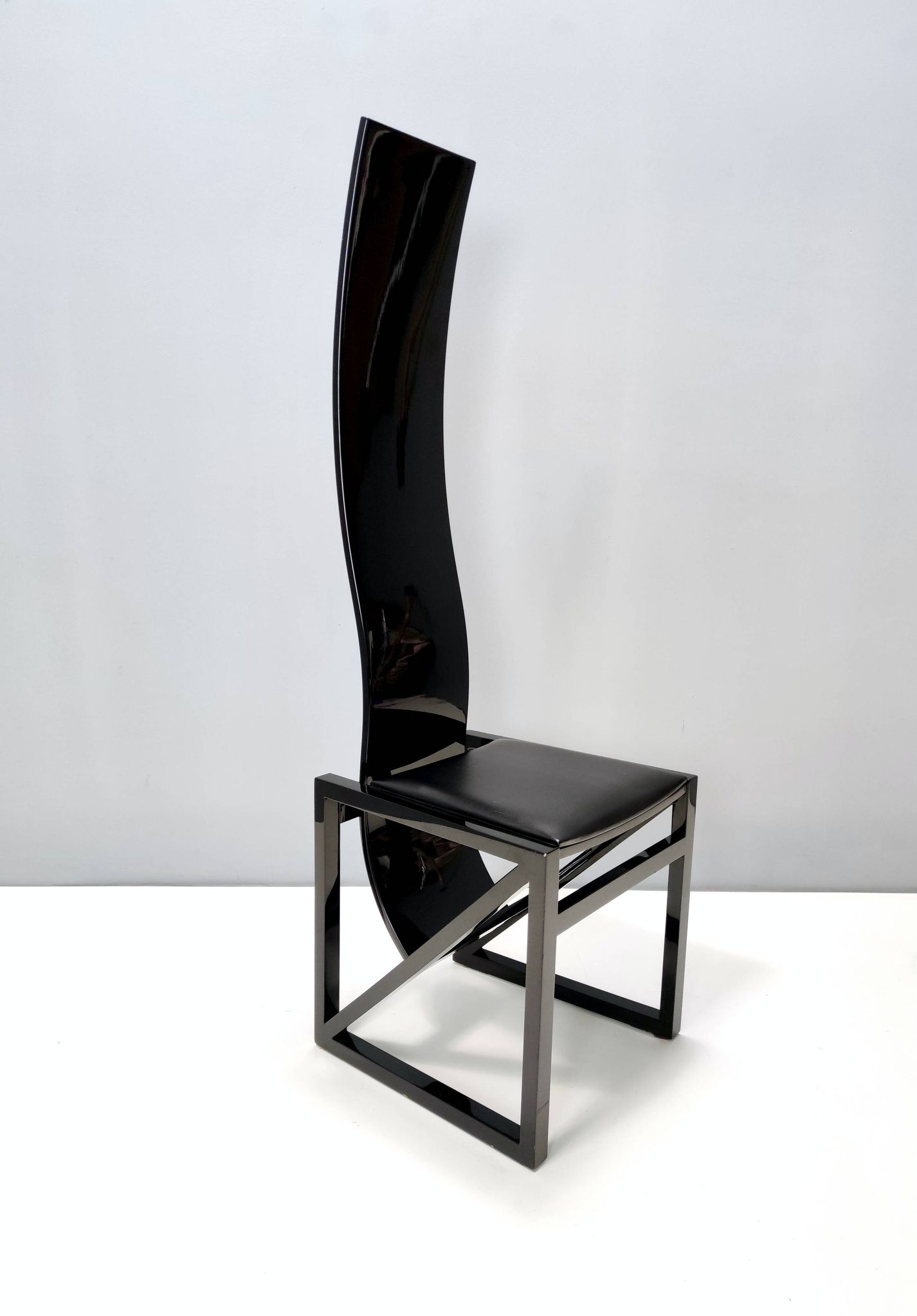 This chair from the EDO series was designed by the Japanese architect Kisho Kurokawa in the 1980s an