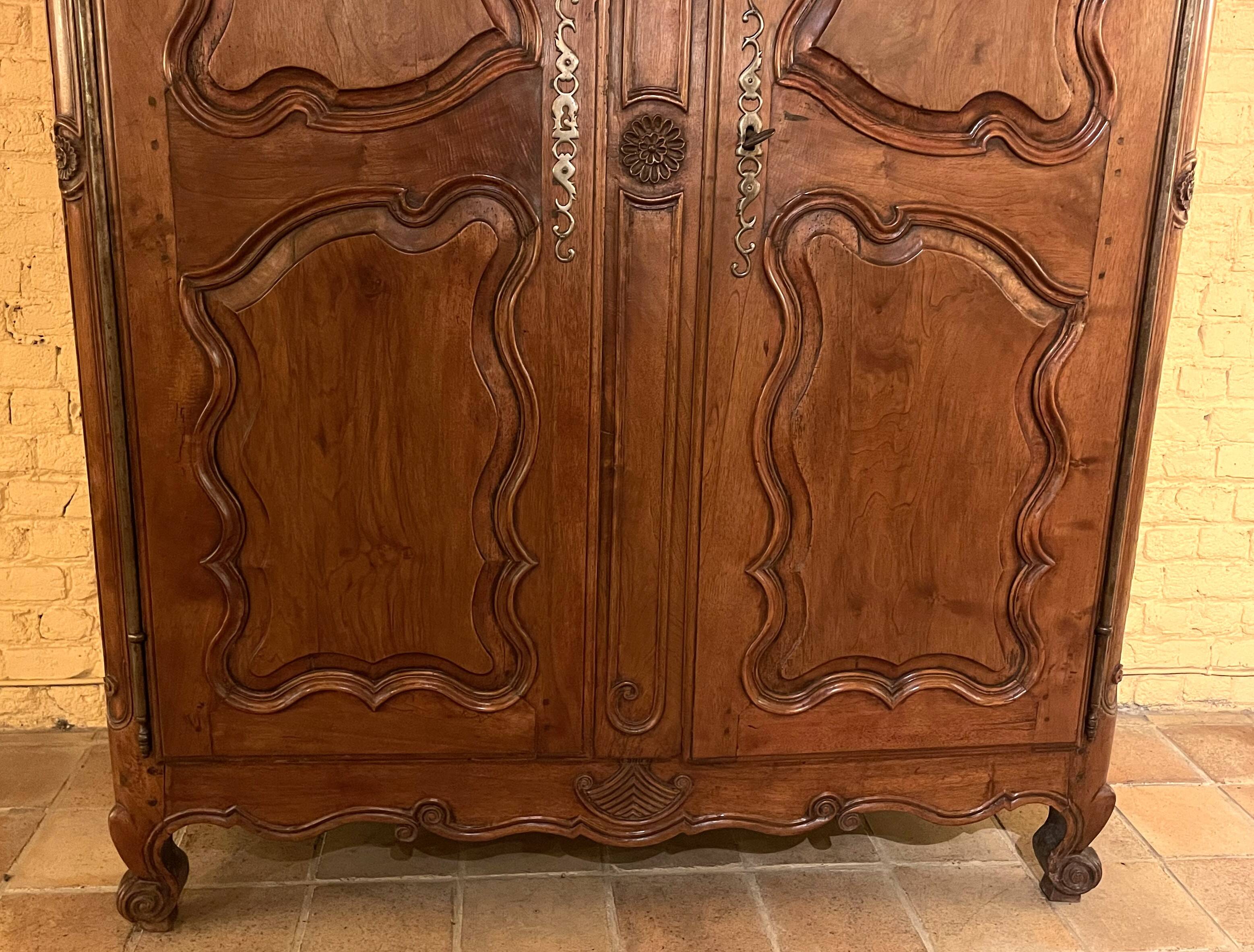 Louis XV walnut wardrobe - 18th century