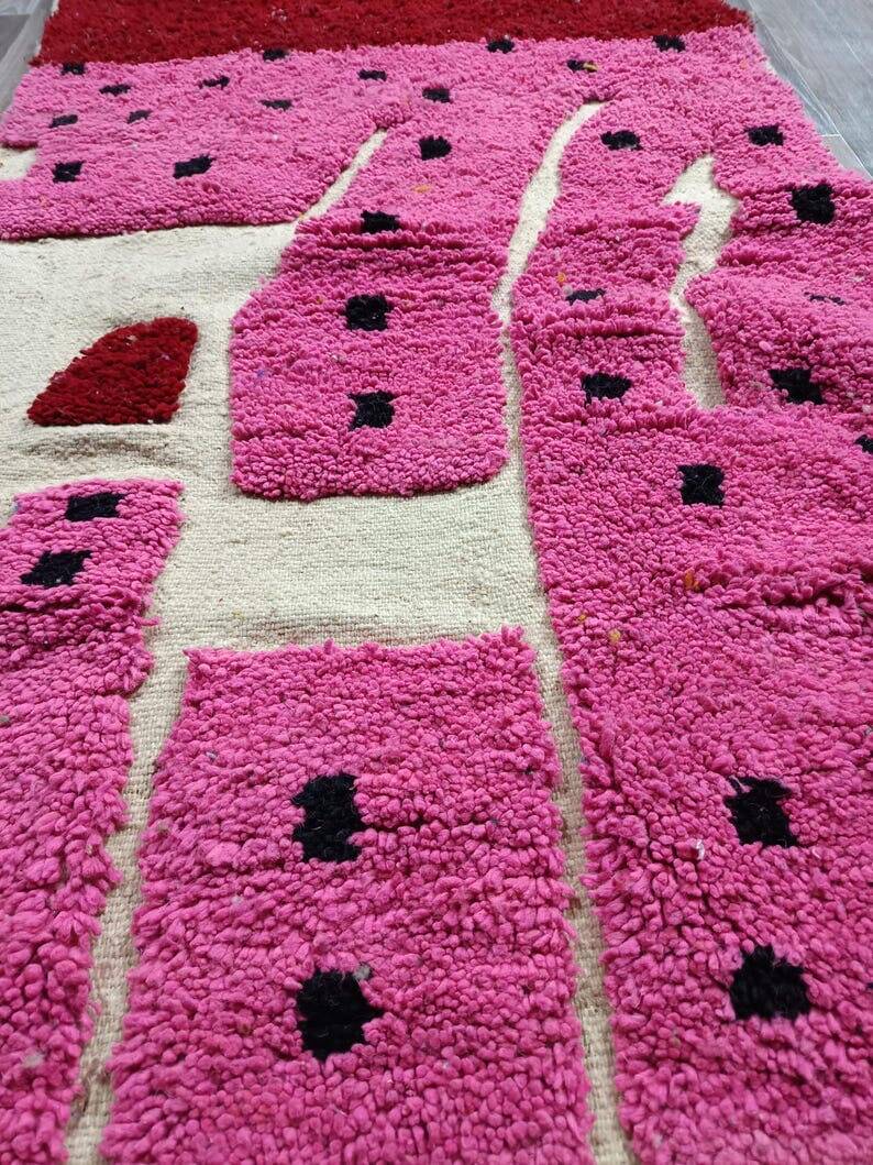 Handmade pure wool rug in pink, size 150 x 250 cm.