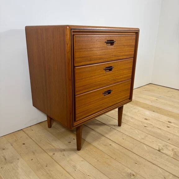 Petite commode en teck à trois tiroirs, Danemark 1960
