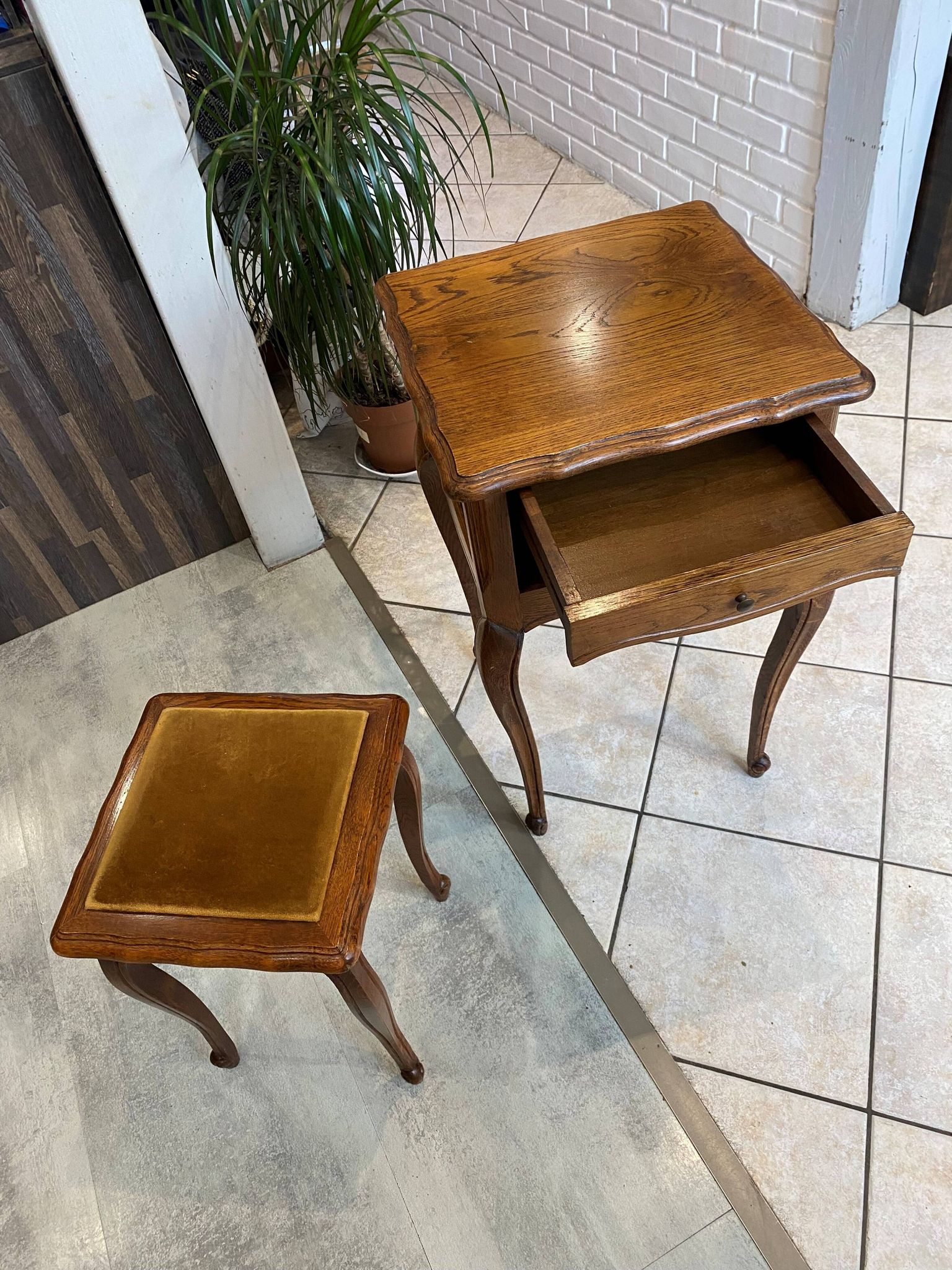 Guéridon ensemble gueridon et tabouret de style Louis XV en chêne massif