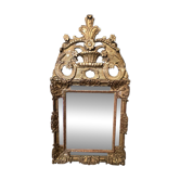 Miroir d’époque Régence à fronton en bois sculpté et doré  –  XVIIIe
