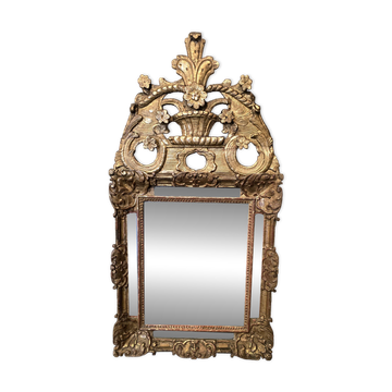 Miroir d’époque Régence à fronton en bois sculpté et doré  –  XVIIIe