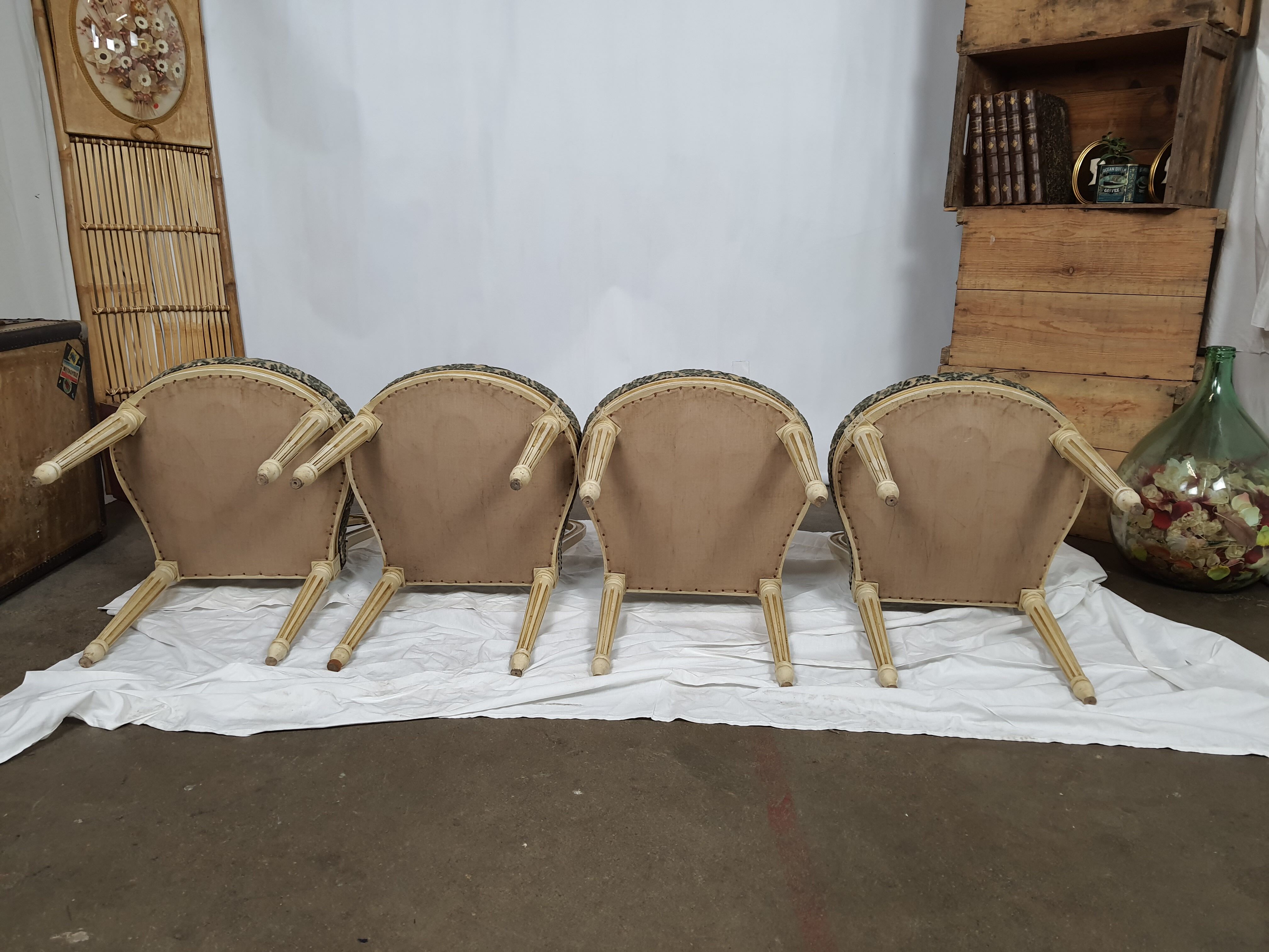 5 chaises en bois laqué blanc style Louis XVI