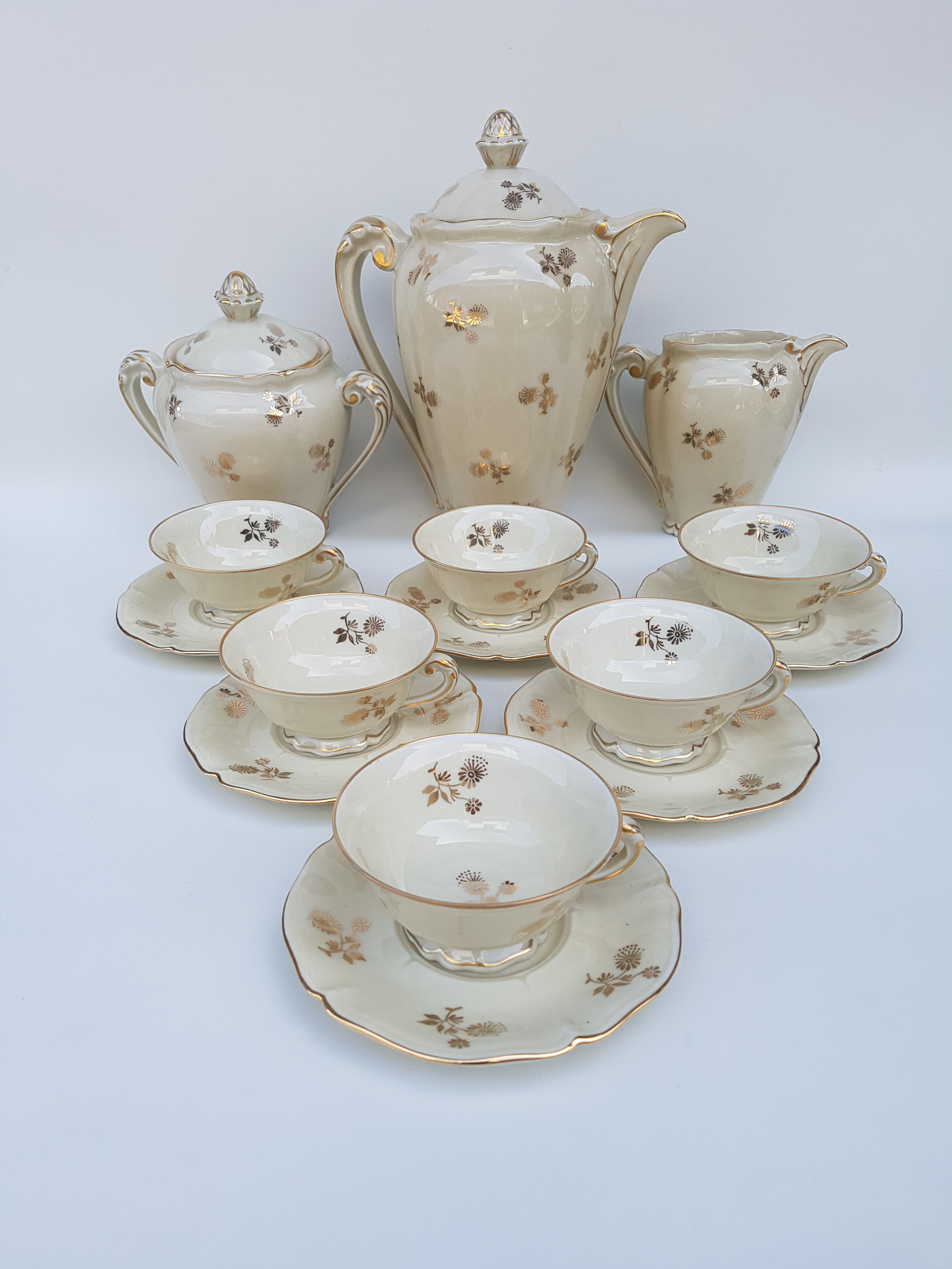 Limoges porcelain tea service, former royal factory.