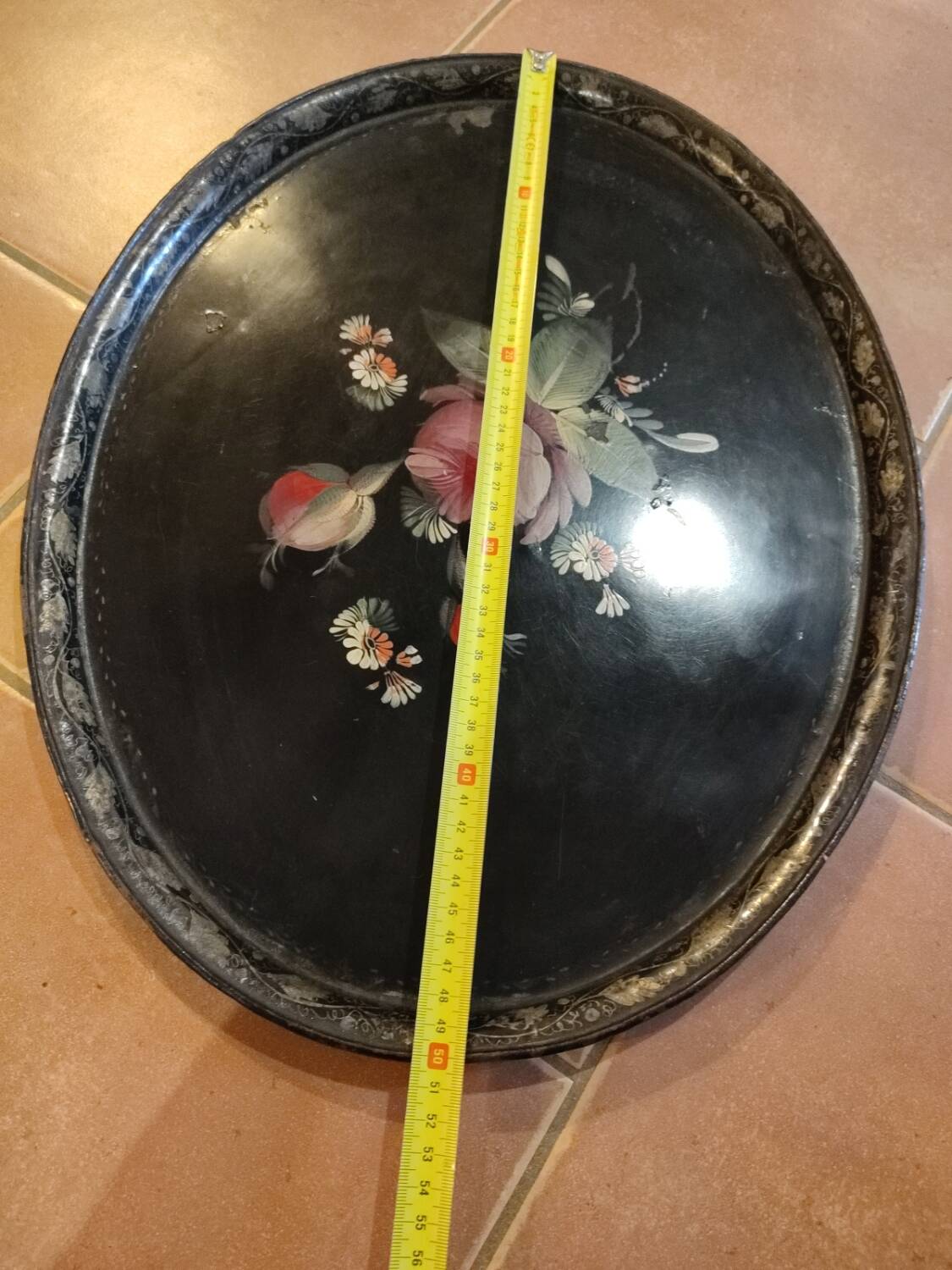 Hand-painted tray in enamelled sheet metal with a bouquet of Napoleon flowers