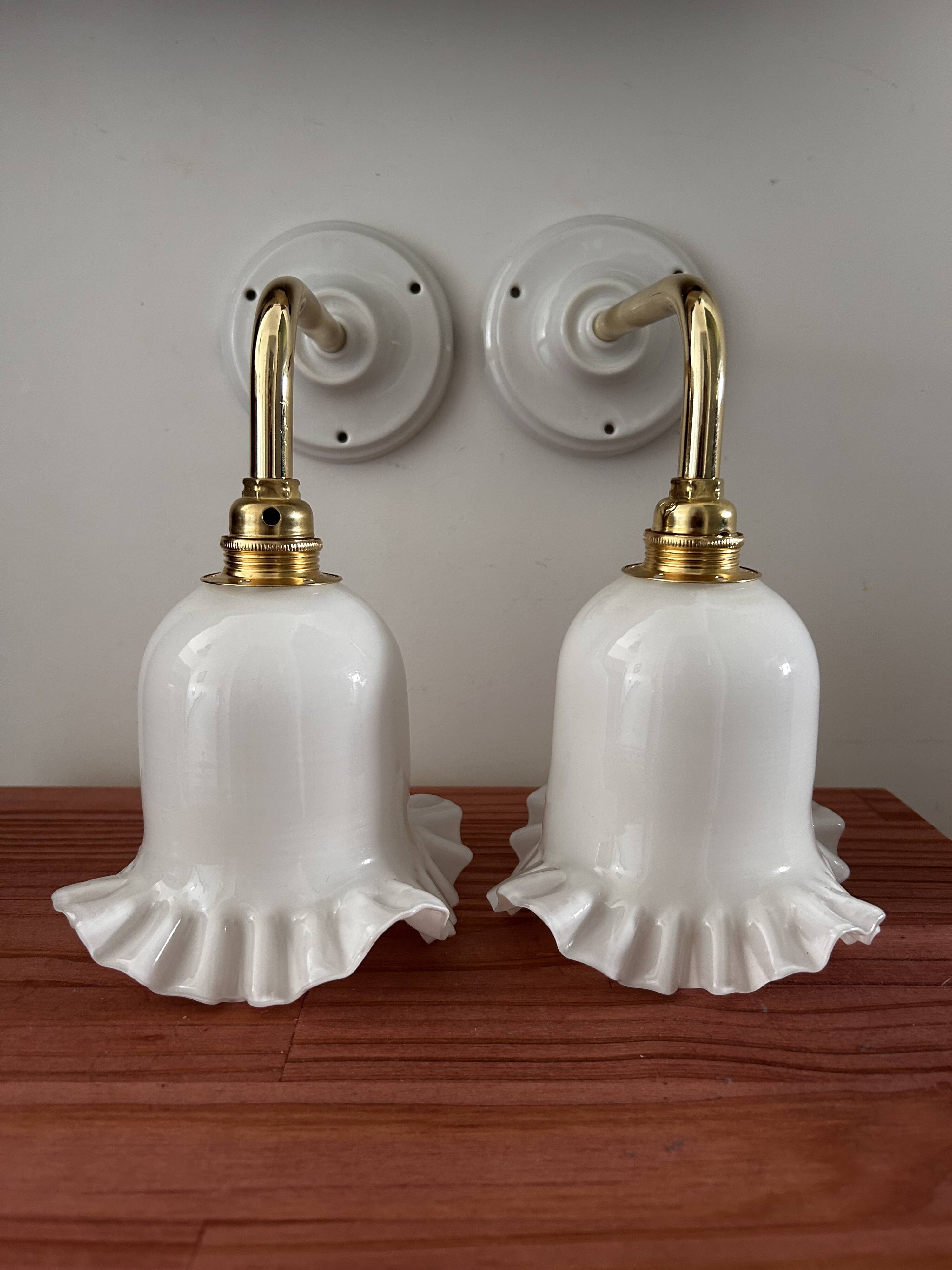 Paire d’appliques murales en opaline blanche