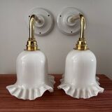 Paire d’appliques murales en opaline blanche