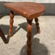 Tabouret en bois tripode