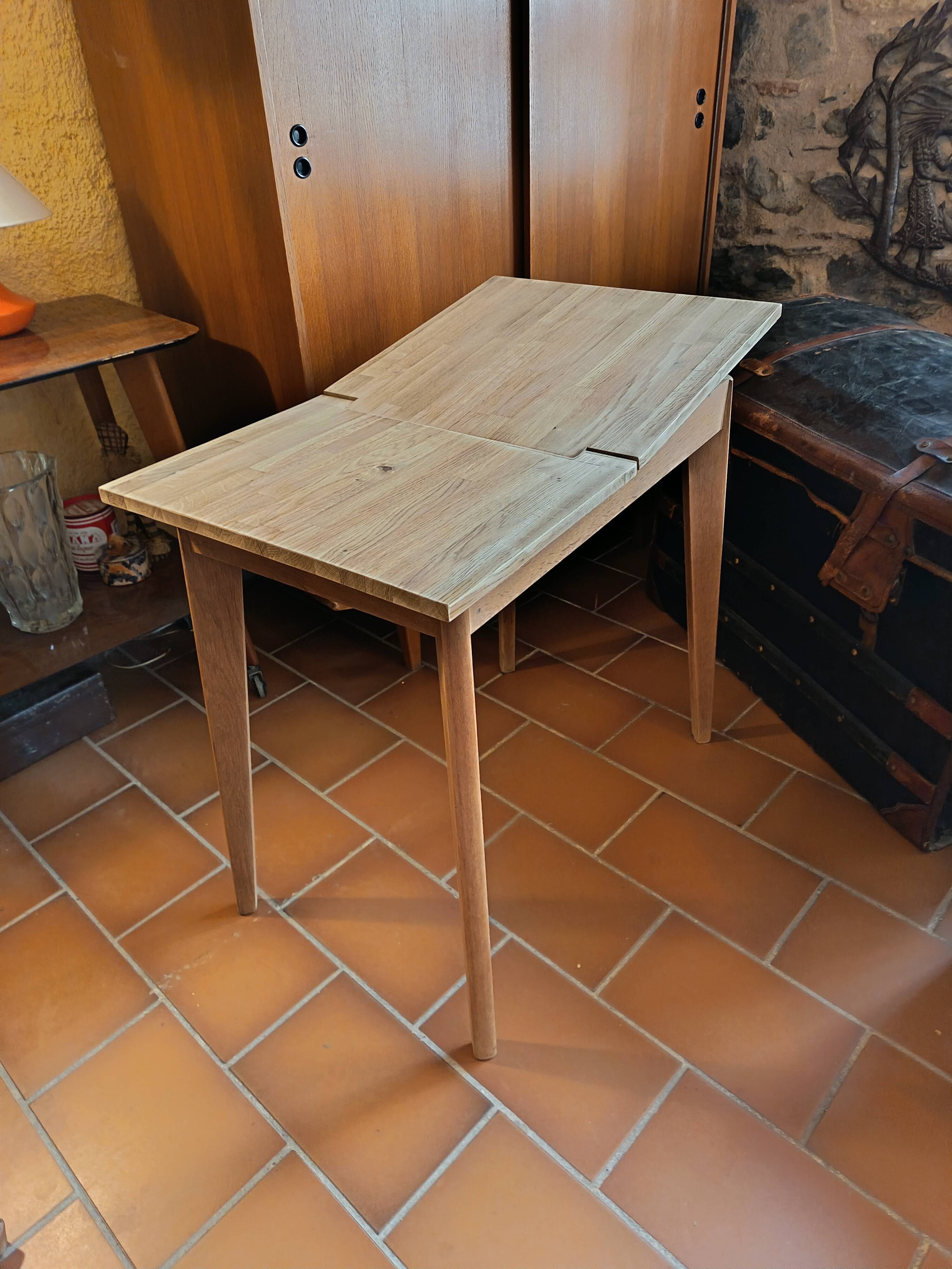 Scandinavian table with a system