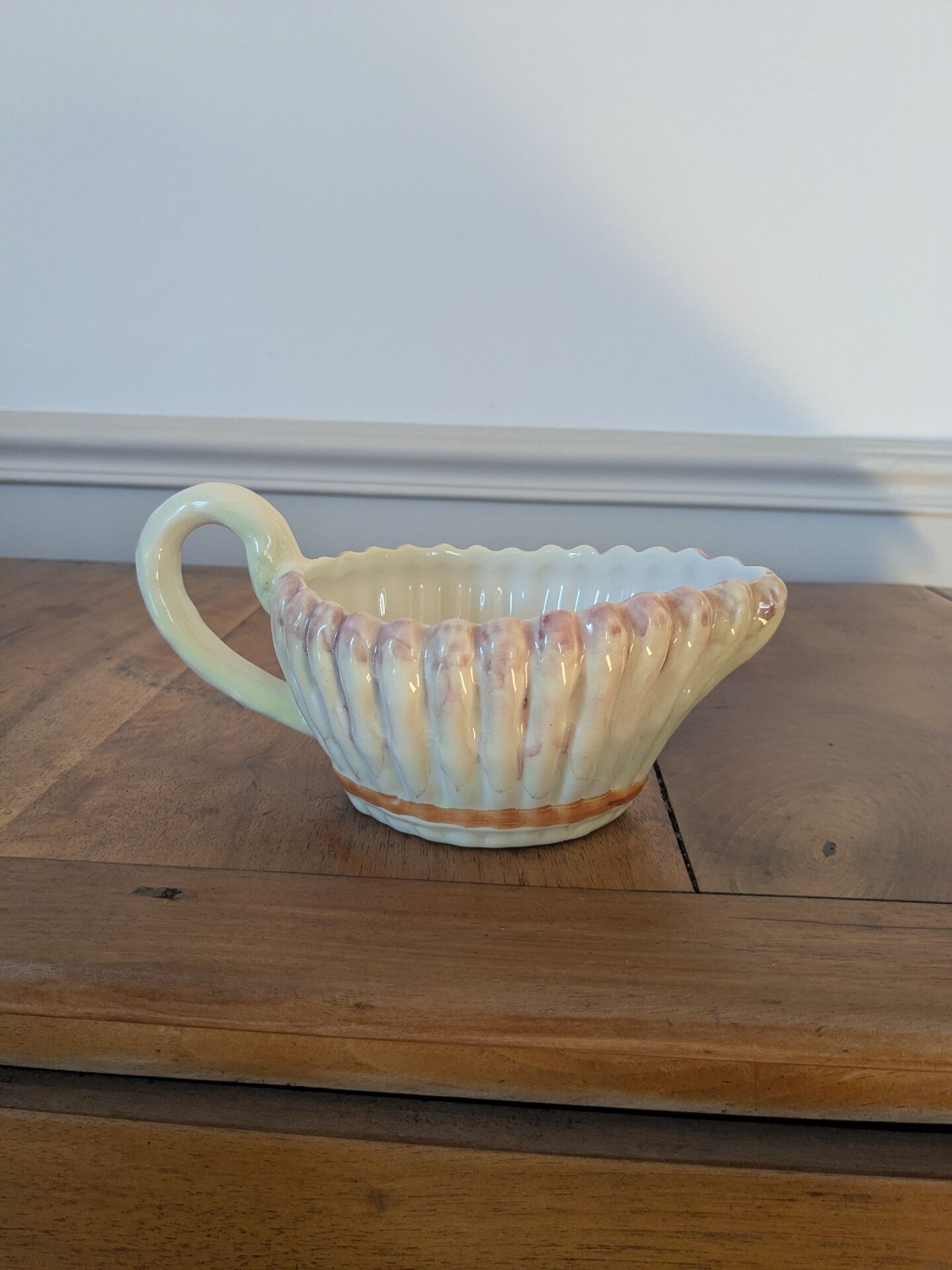Gravy boat in slipware