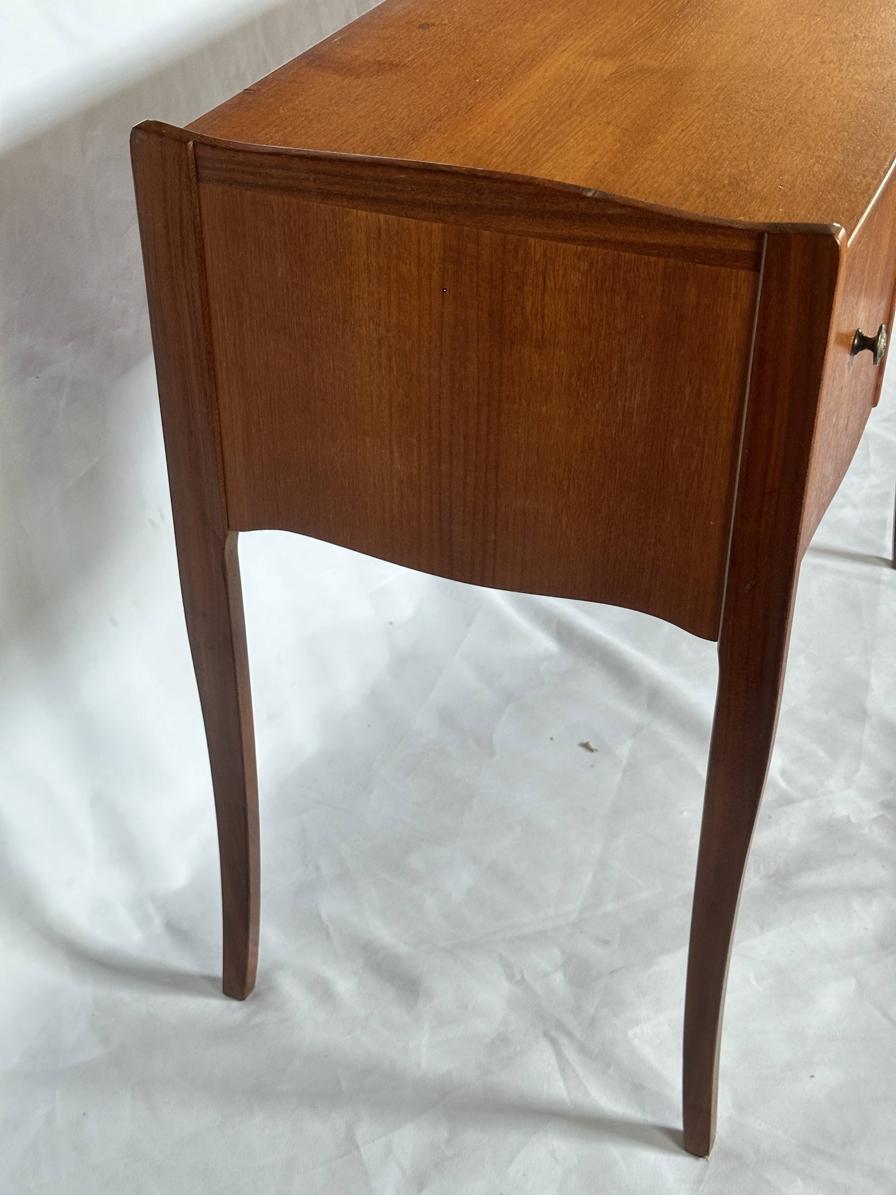 Bureau vintage 1960s avec 2 tiroirs – design ondulé élégant