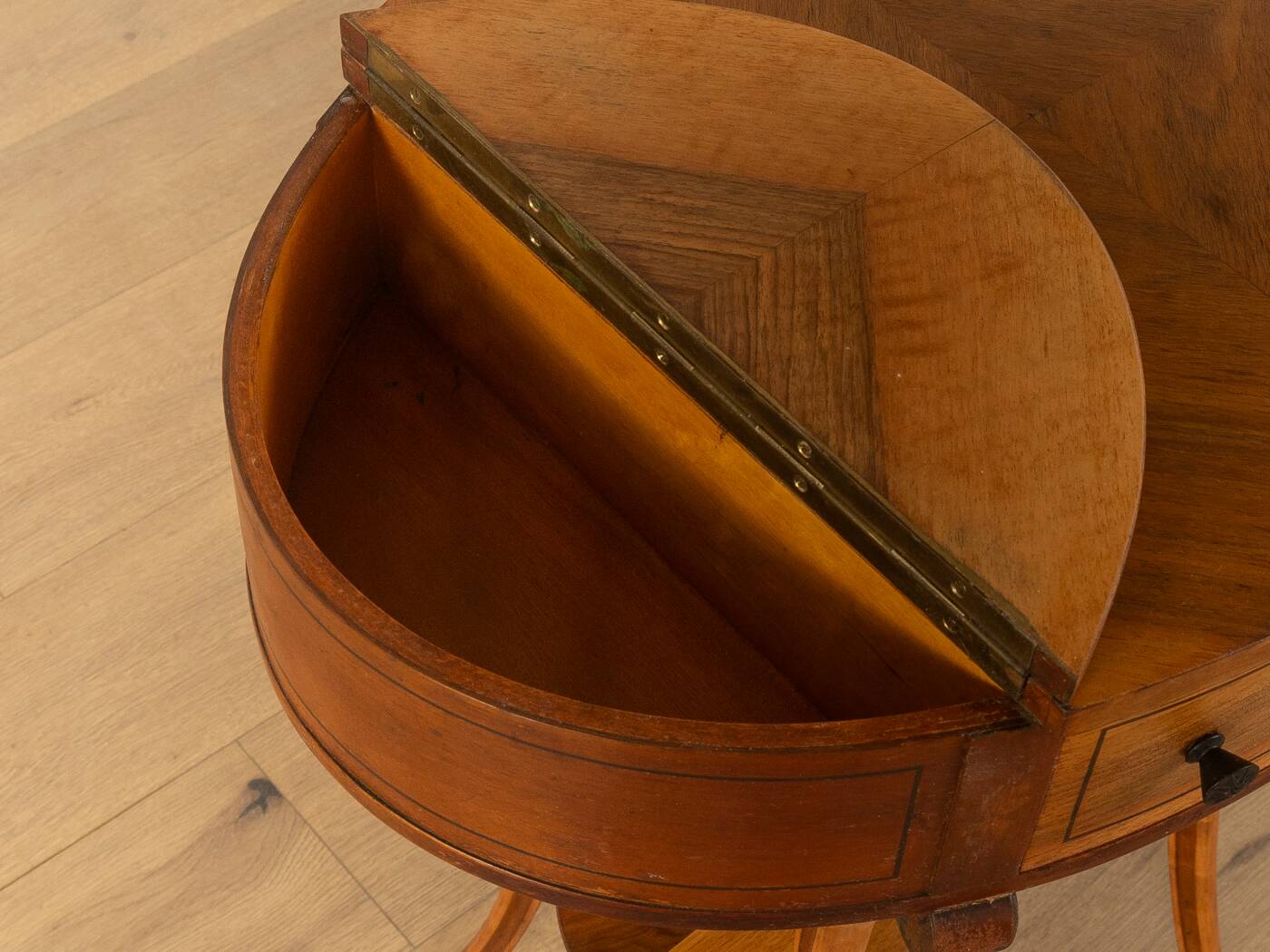Table d'appoint antique élégante de style Biedermeier, vers 1850