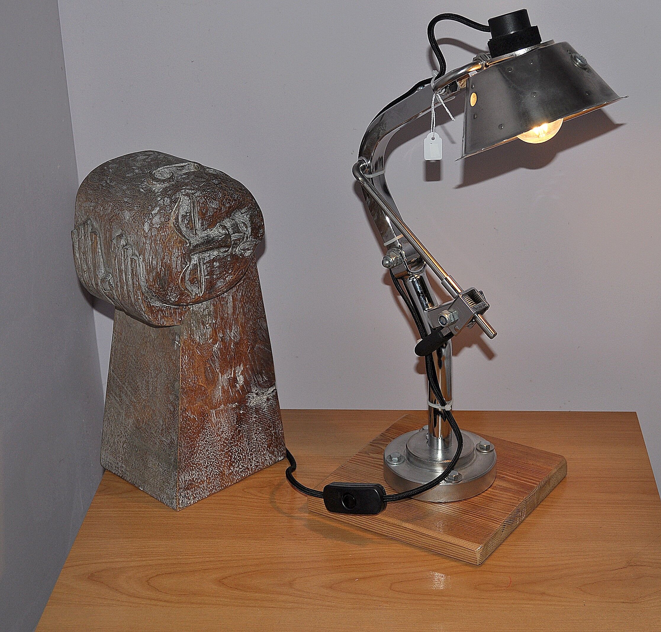 Lampe articulée et pivotante industrielle
