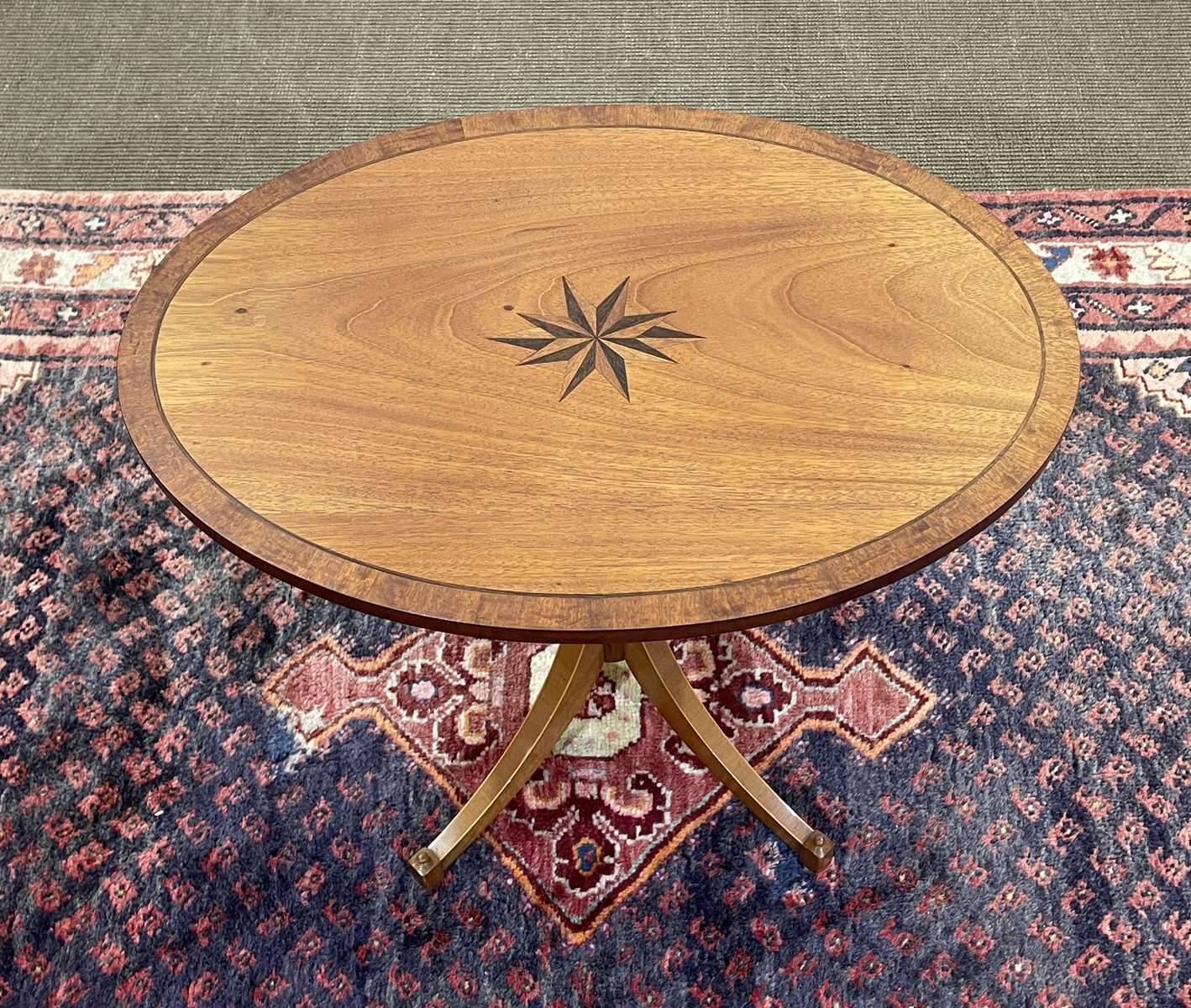 Oval English side table from the 1950s in mahogany