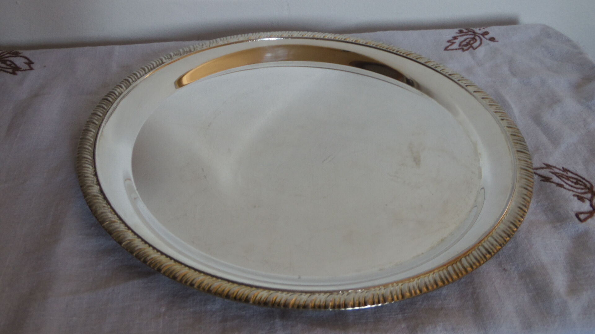 Round serving tray