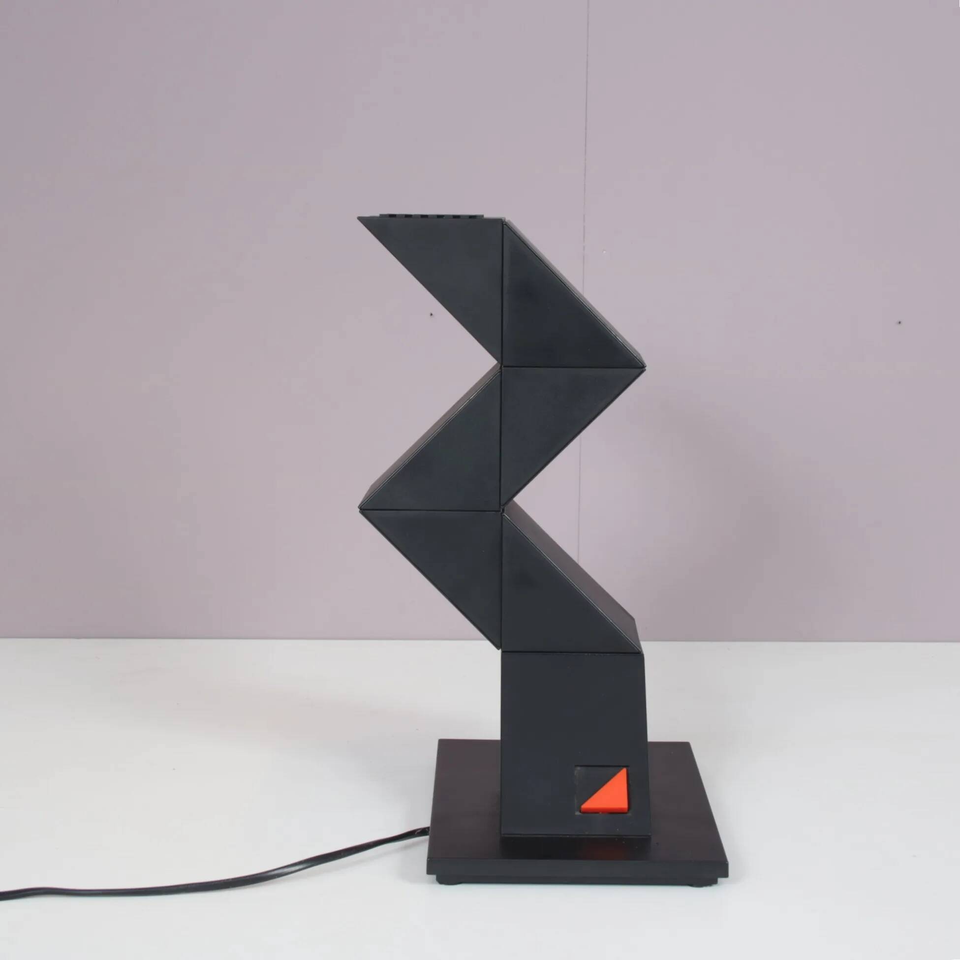 Lampe de bureau « Zig Zag » des années 1980, conçue par Shui L. D. Chan pour New Horizons, Hong Kong.
