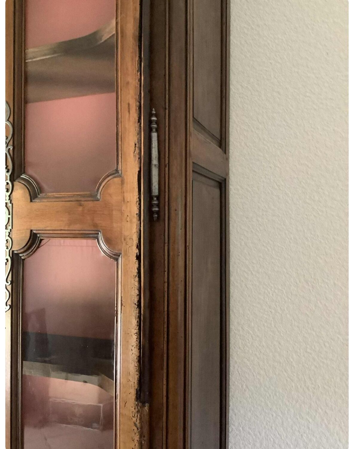 Imposant buffet, vitrine deux corps en noyer