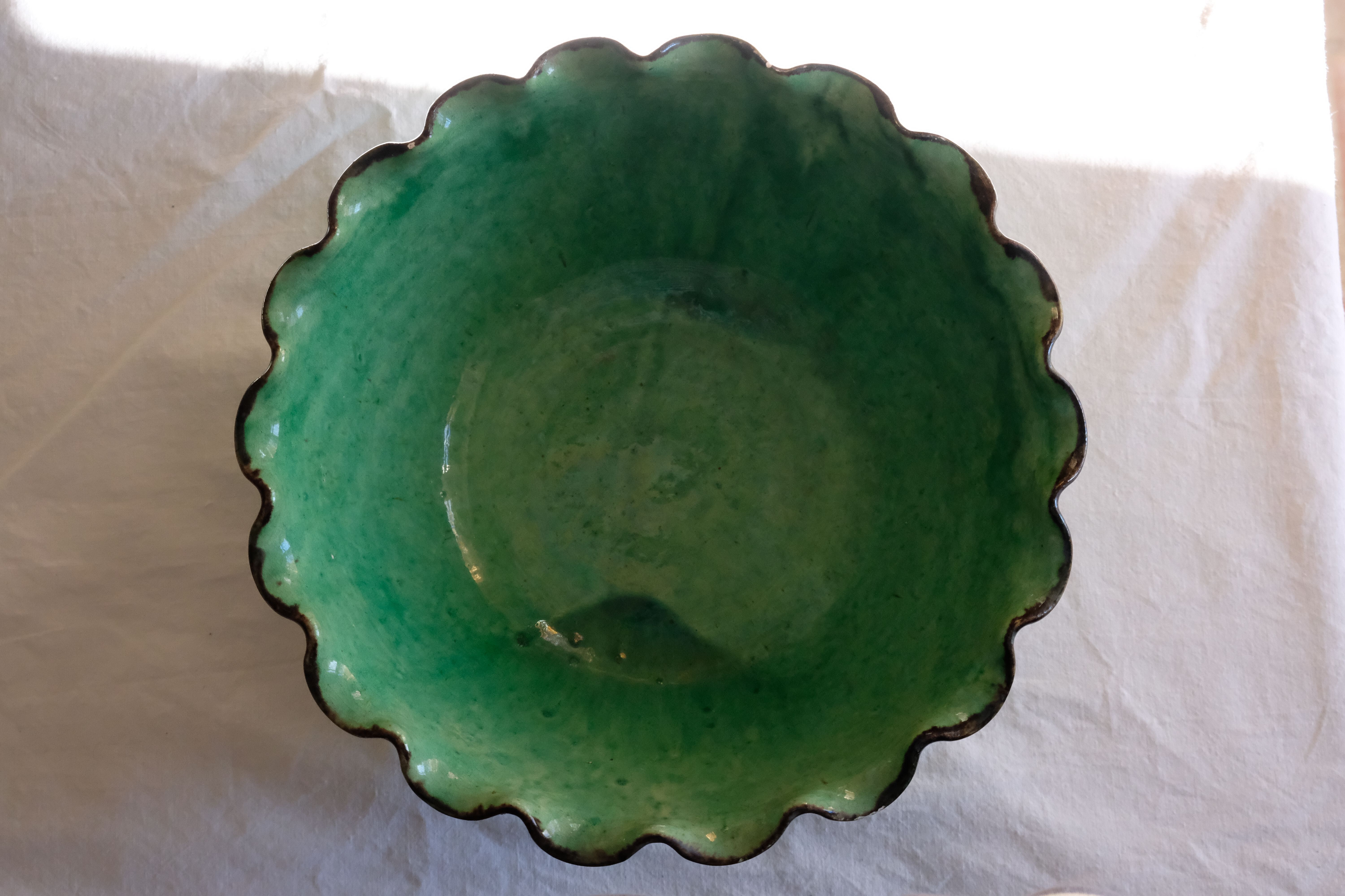 Ancient saladier varnished Provence