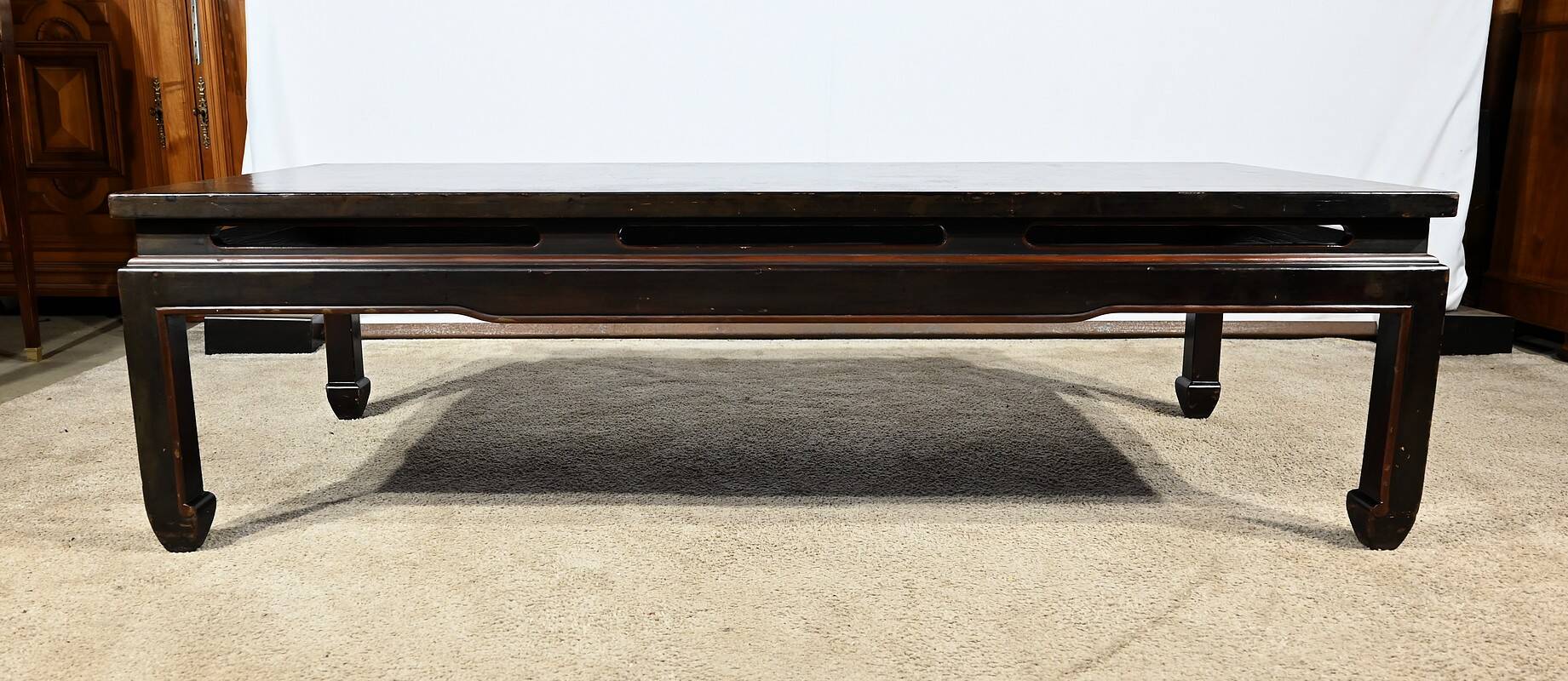 Important Asian Coffee Table, in black lacquered wood – Mid 20th century