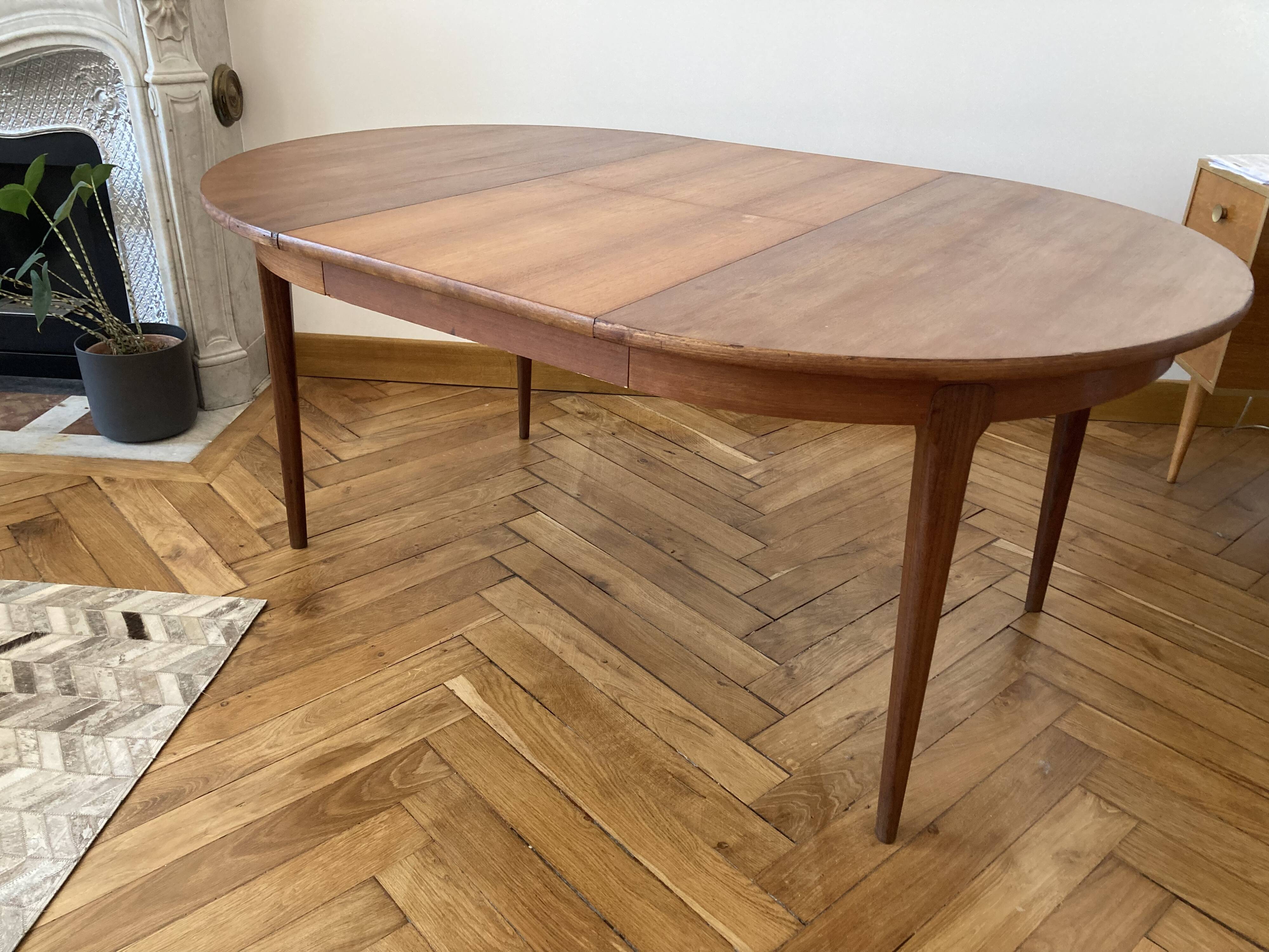 Extendable Scandinavian table