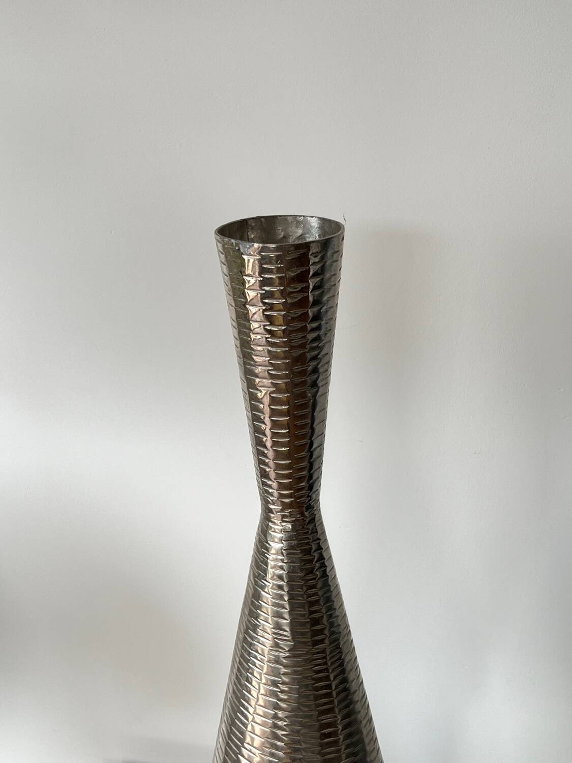 Vase losange en métal griffé argenté