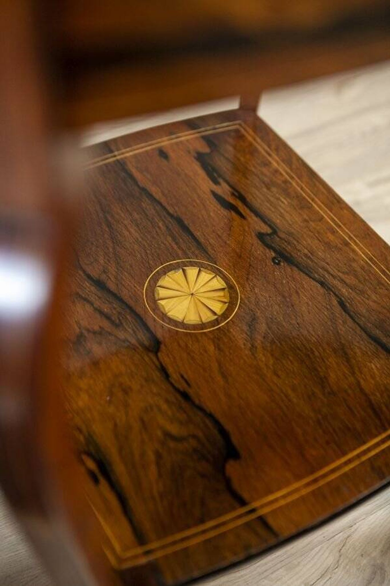 Table à thé en palissandre marqueté, années 1890