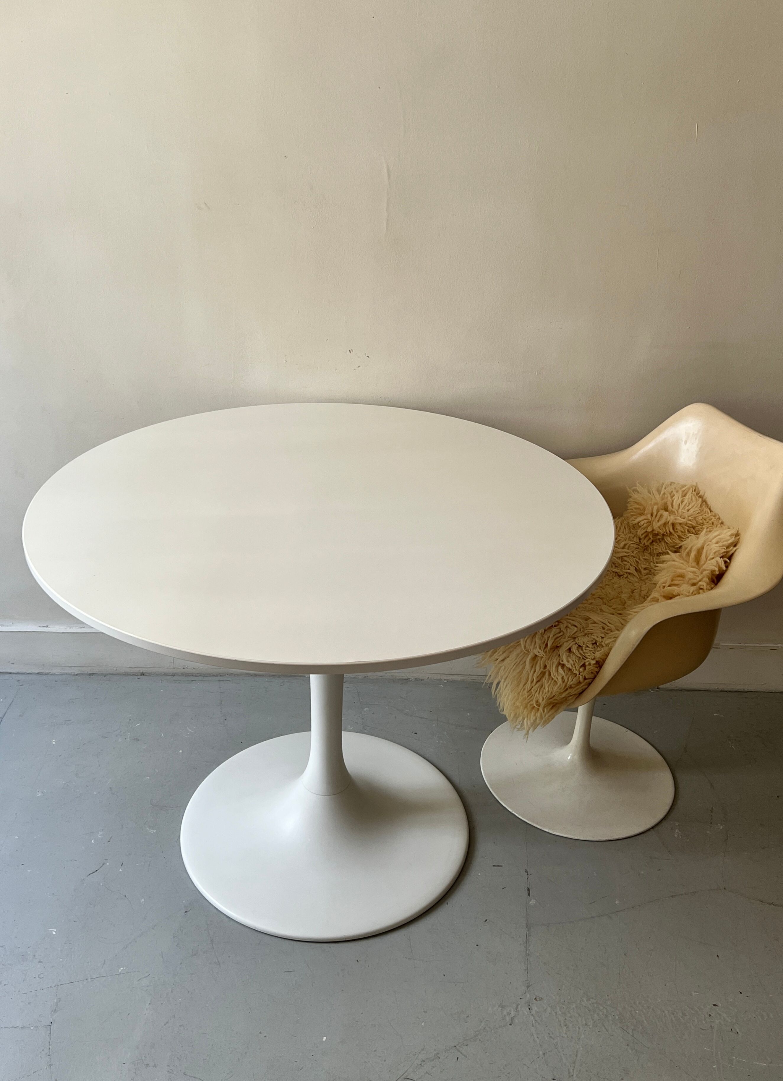 White tulip design round dining table